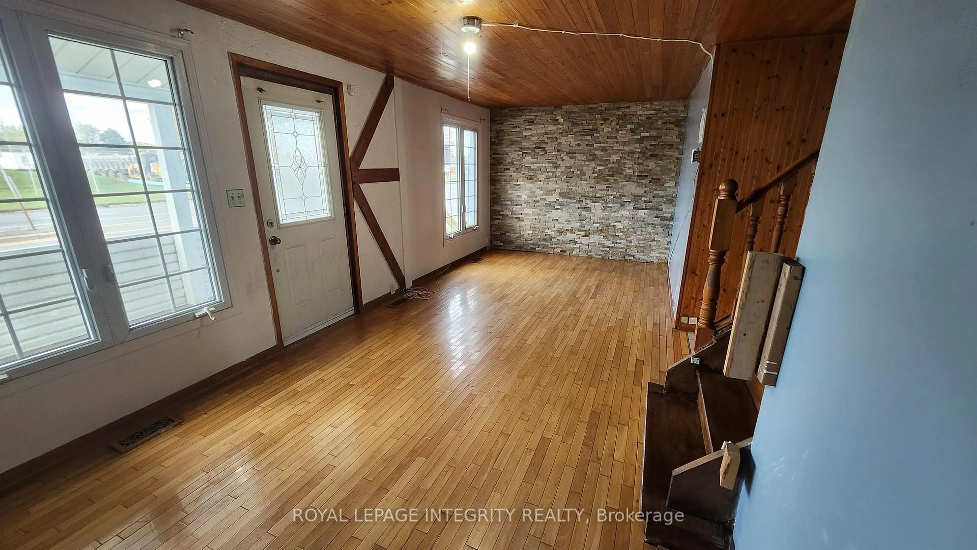 Indoor entryway for 360 Ninth St, Cornwall Ontario K6J 3A7