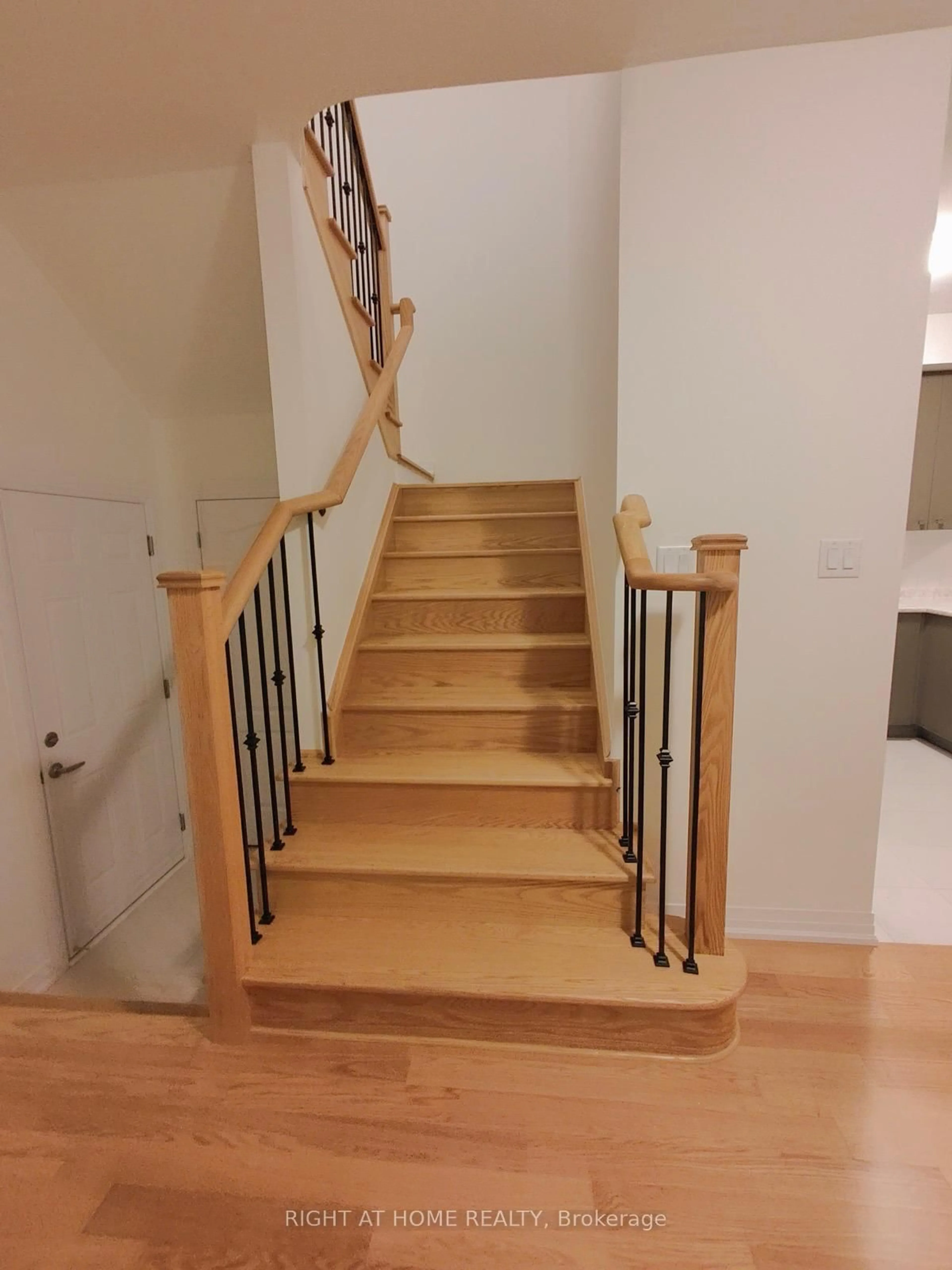 Stairs for 115 Brighton Lane, Thorold Ontario L2V 0N7