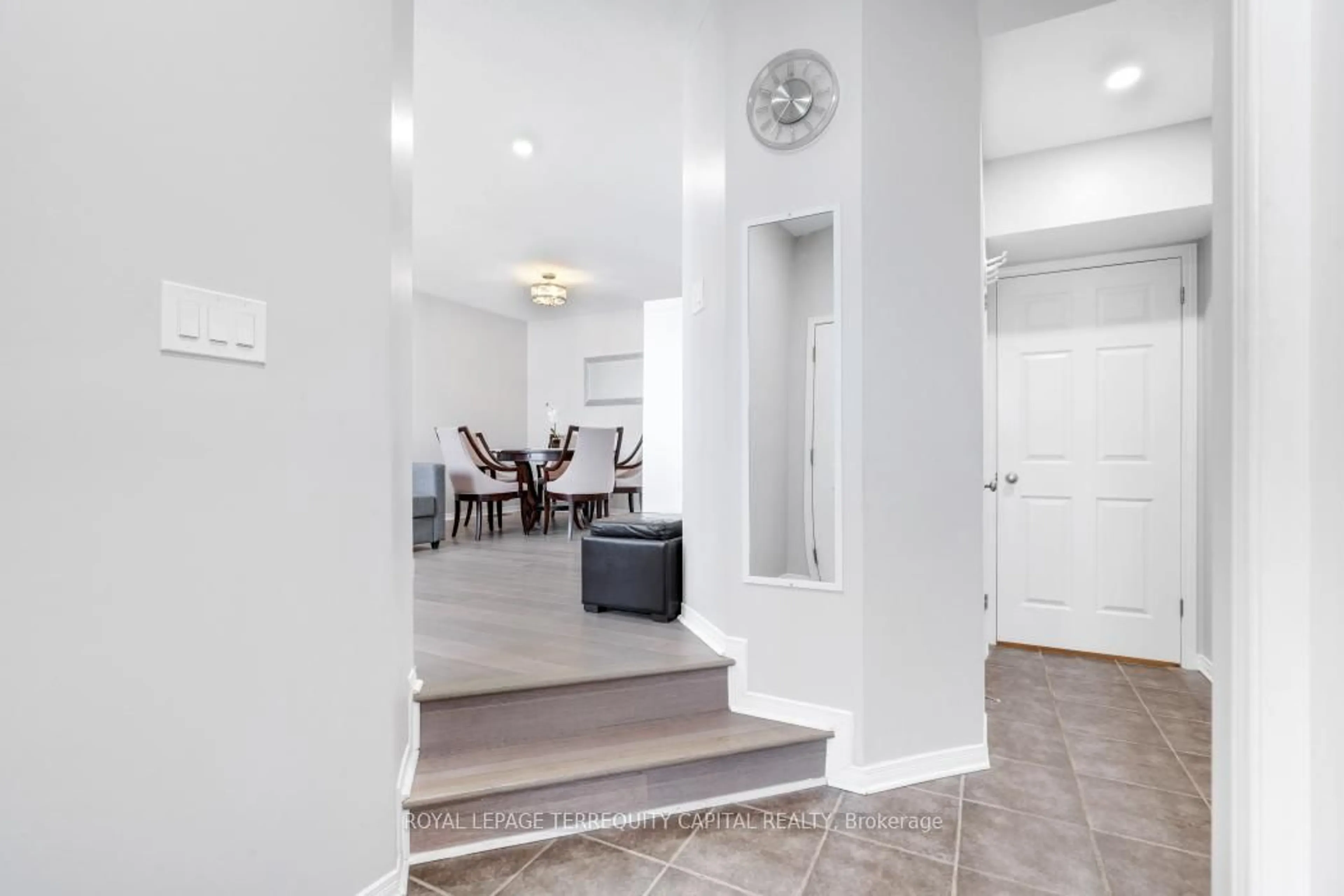 Indoor entryway for 1011 Goward Dr, Kanata Ontario K2W 1H8