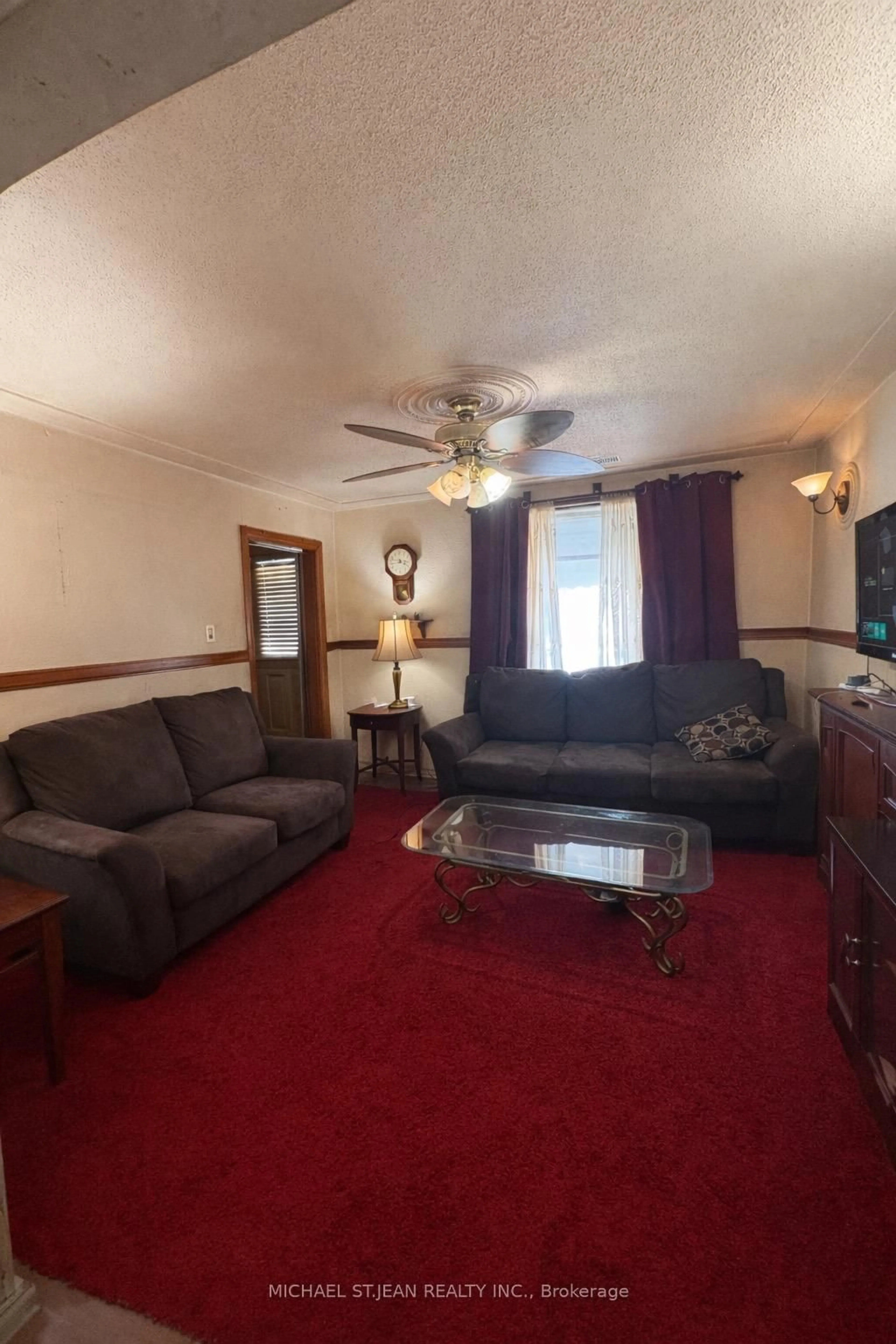 Living room with furniture, carpet floor for 1382 Cannon St, Hamilton Ontario L8H 1W1