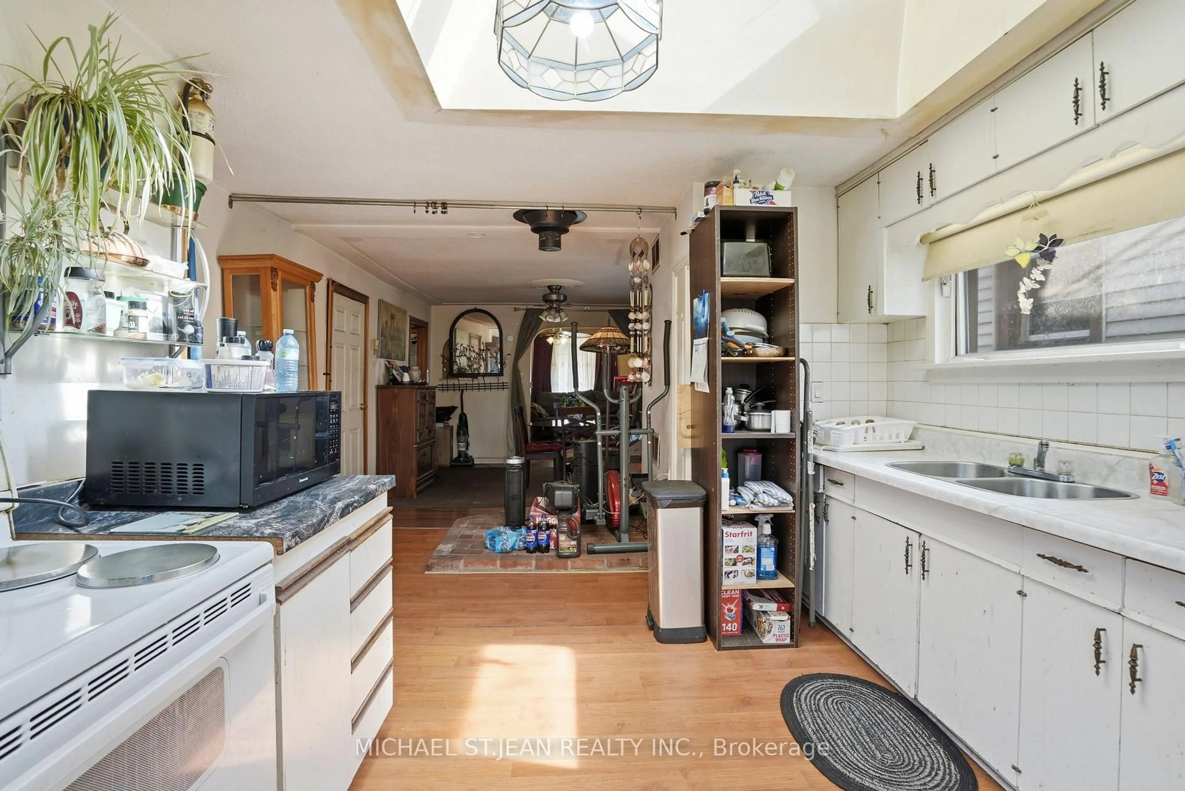 Open concept kitchen, ceramic/tile floor for 1382 Cannon St, Hamilton Ontario L8H 1W1