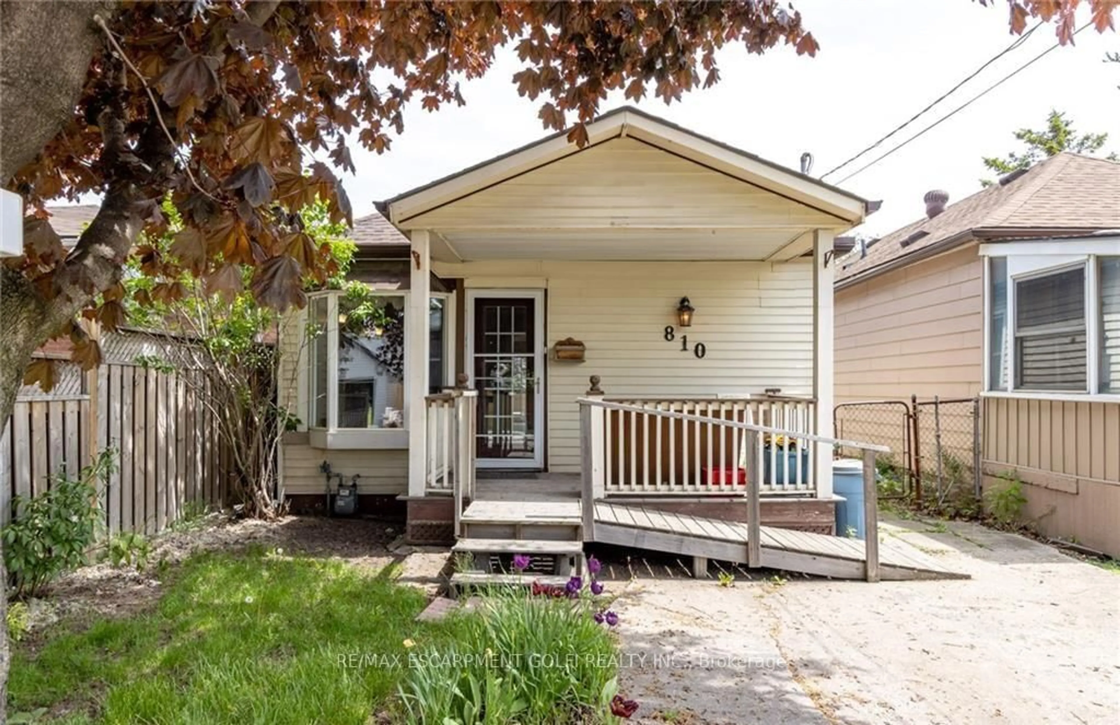 Home with vinyl exterior material, street for 810 Tate Ave, Hamilton Ontario L8H 6M2