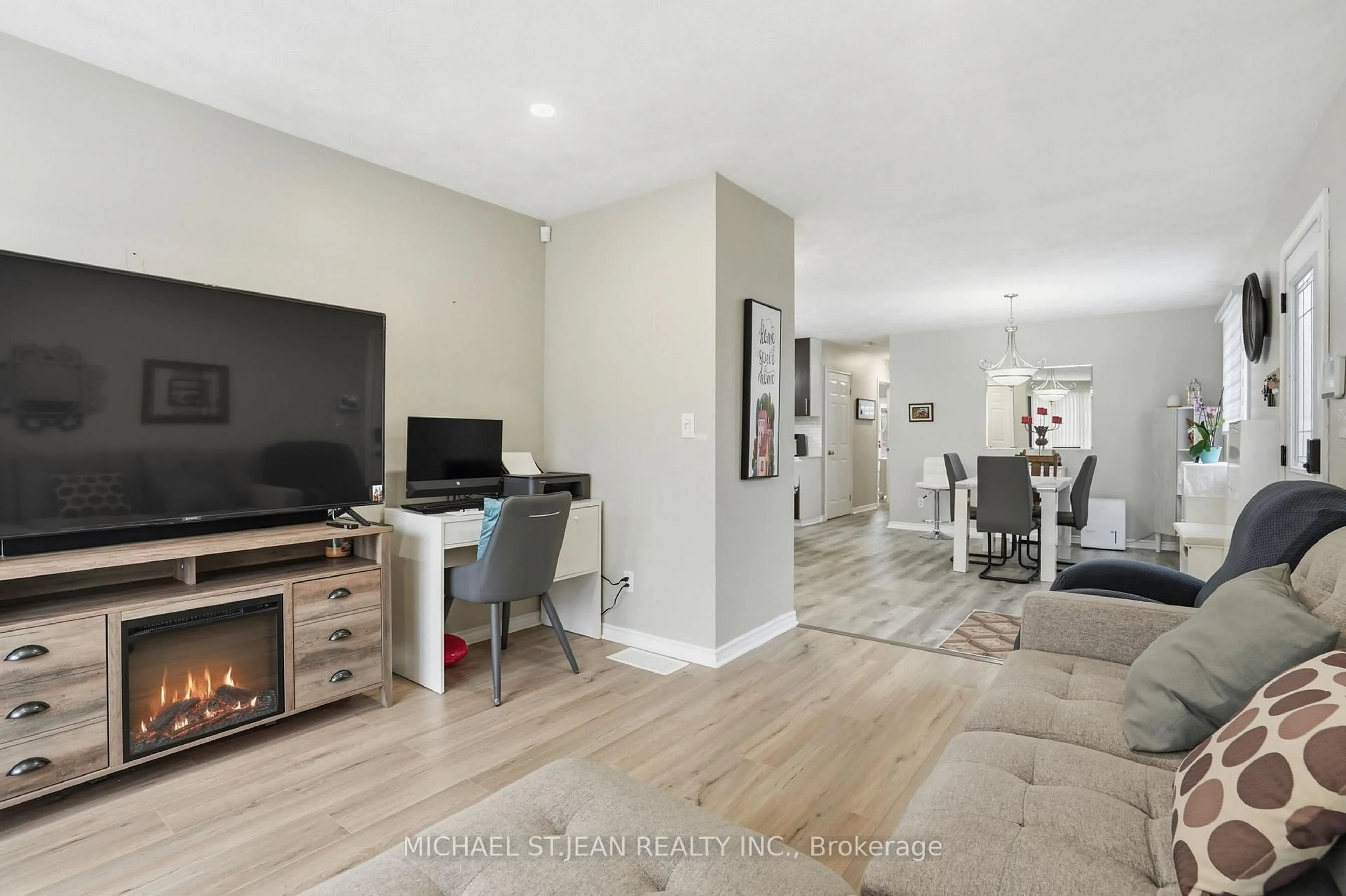 Living room with furniture, unknown for 19B Dundas St, Brant Ontario N3L 1E9