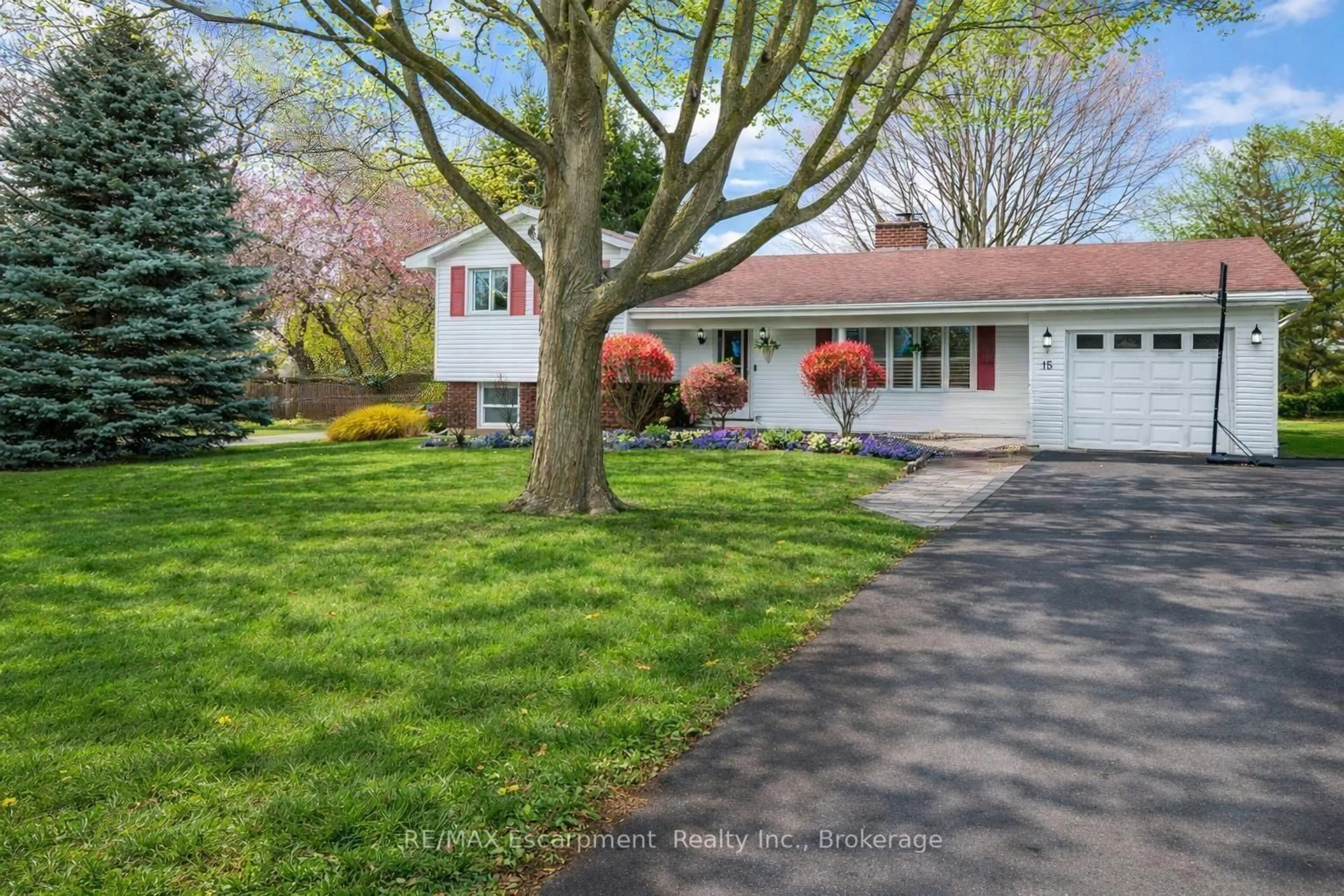 Home with vinyl exterior material, street for 15 Harvest Lane, Brantford Ontario N3R 5R3