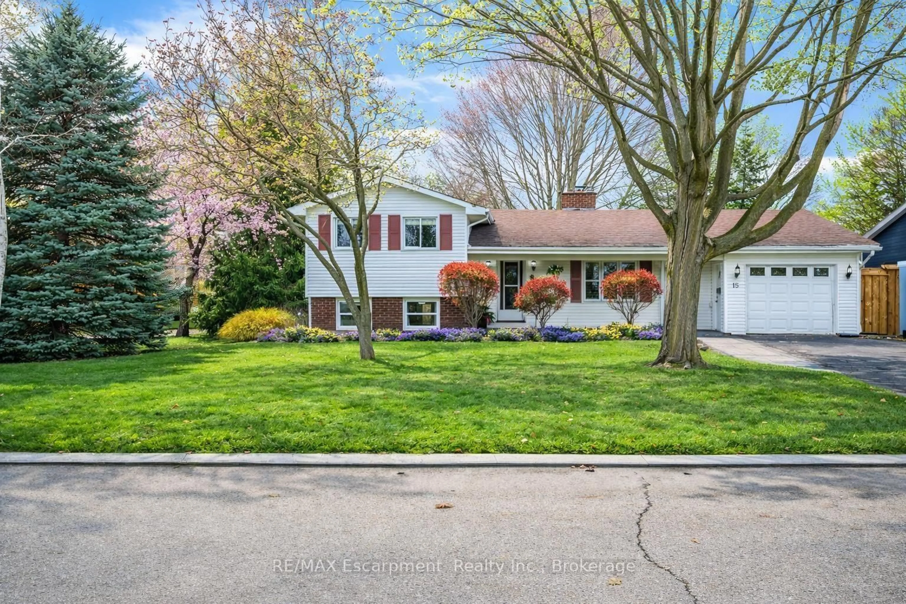 Home with vinyl exterior material, street for 15 Harvest Lane, Brantford Ontario N3R 5R3
