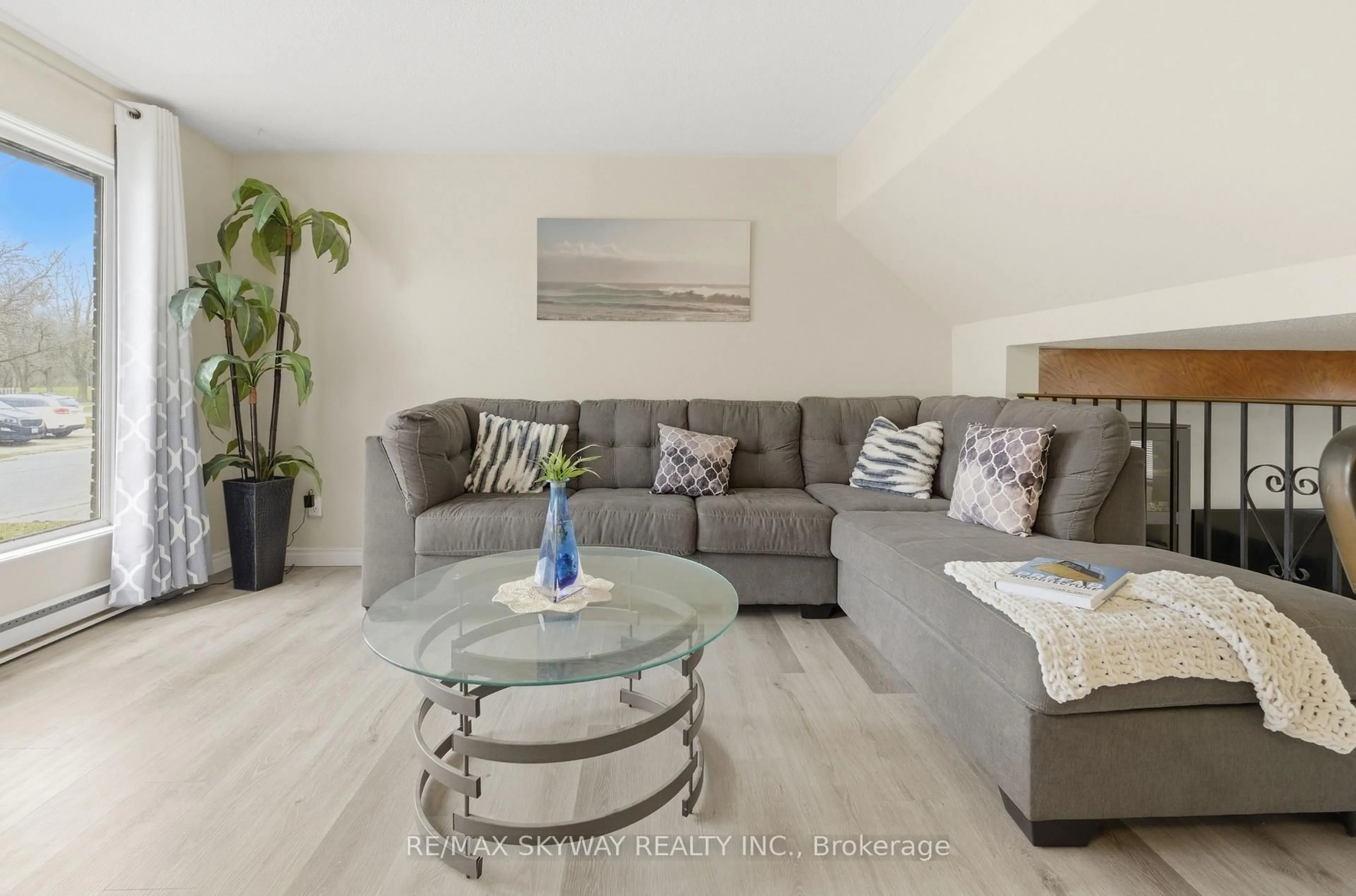 Living room with furniture, wood/laminate floor for 711 Hillview Rd, Cambridge Ontario N3H 5C2