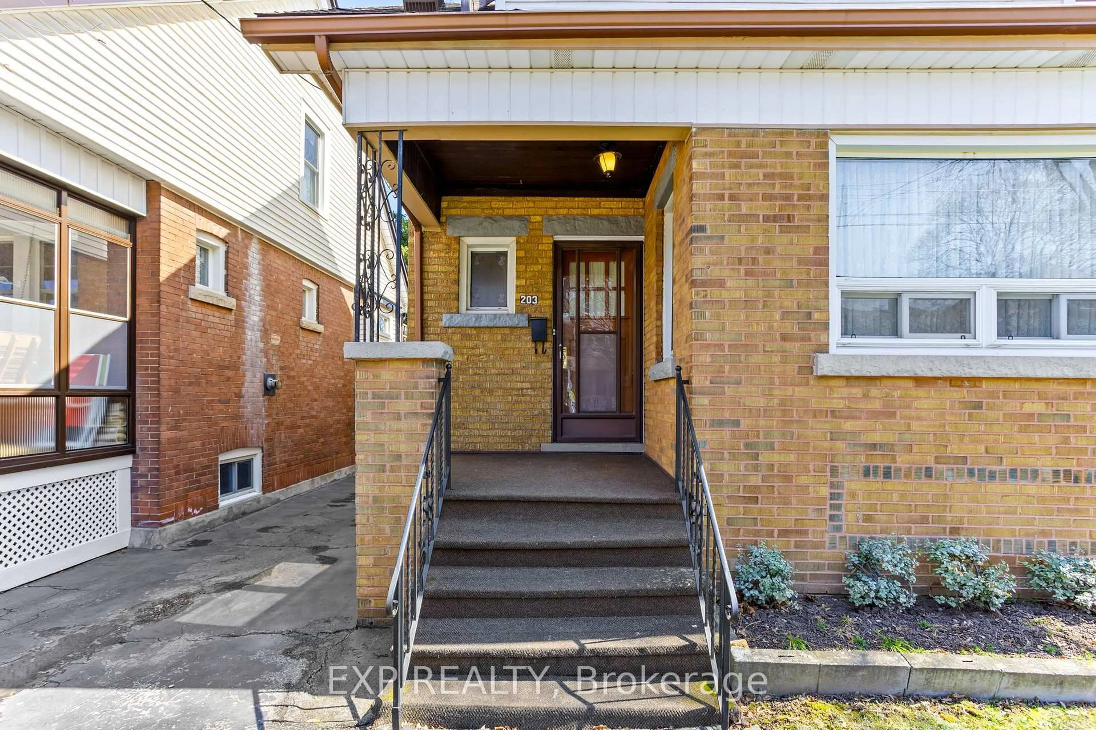 Indoor entryway for 203 Balmoral Ave, Hamilton Ontario L8M 3K5