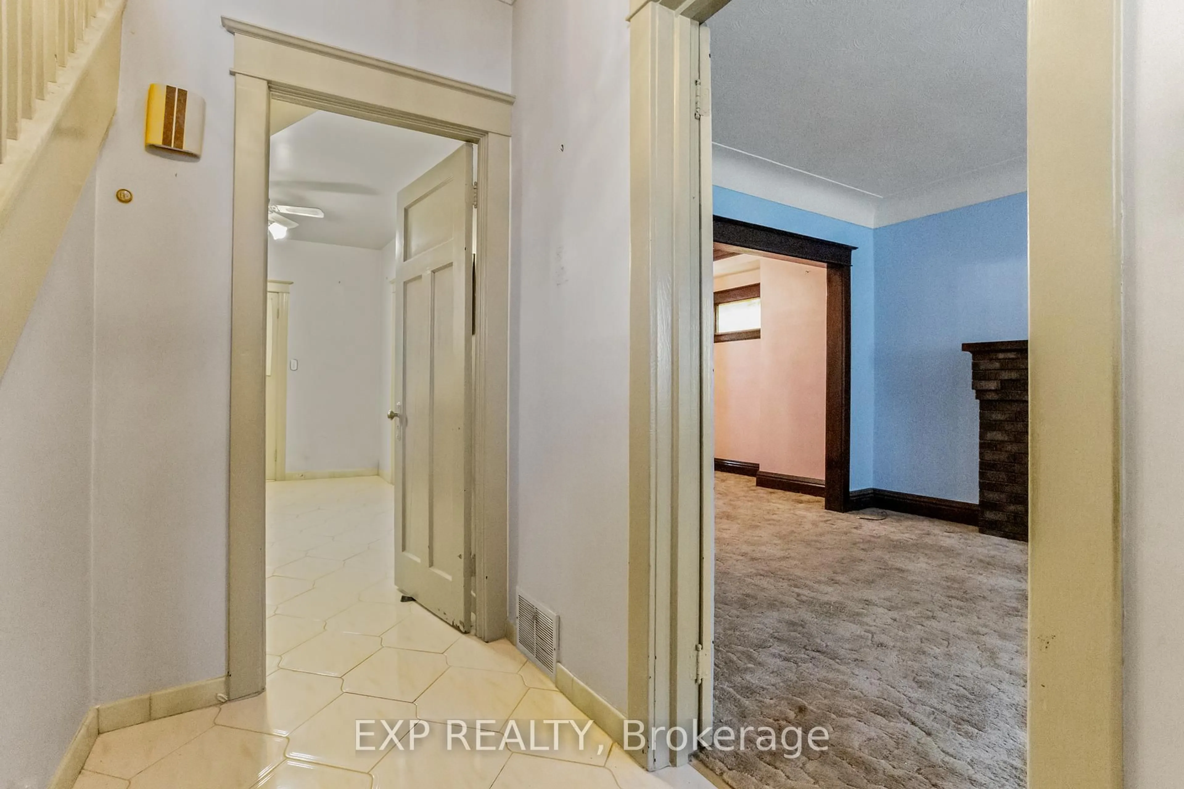 Indoor foyer for 203 Balmoral Ave, Hamilton Ontario L8M 3K5