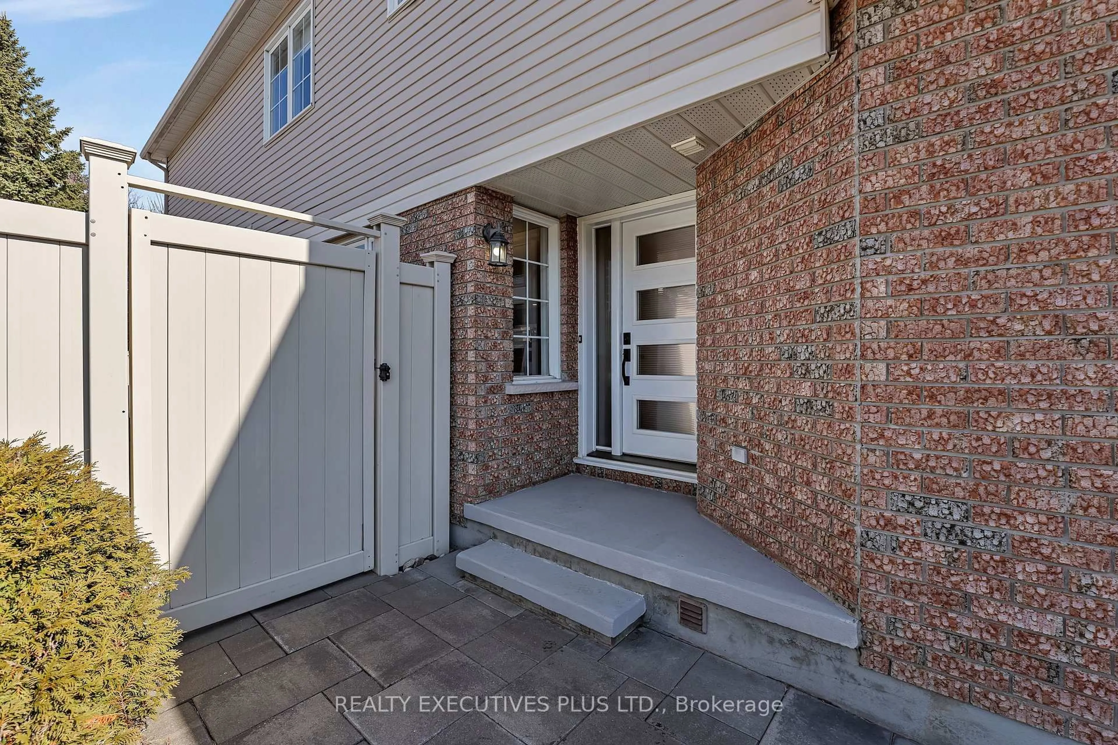 Indoor entryway for 1611 Marley Cres, Ottawa Ontario K1J 1C2