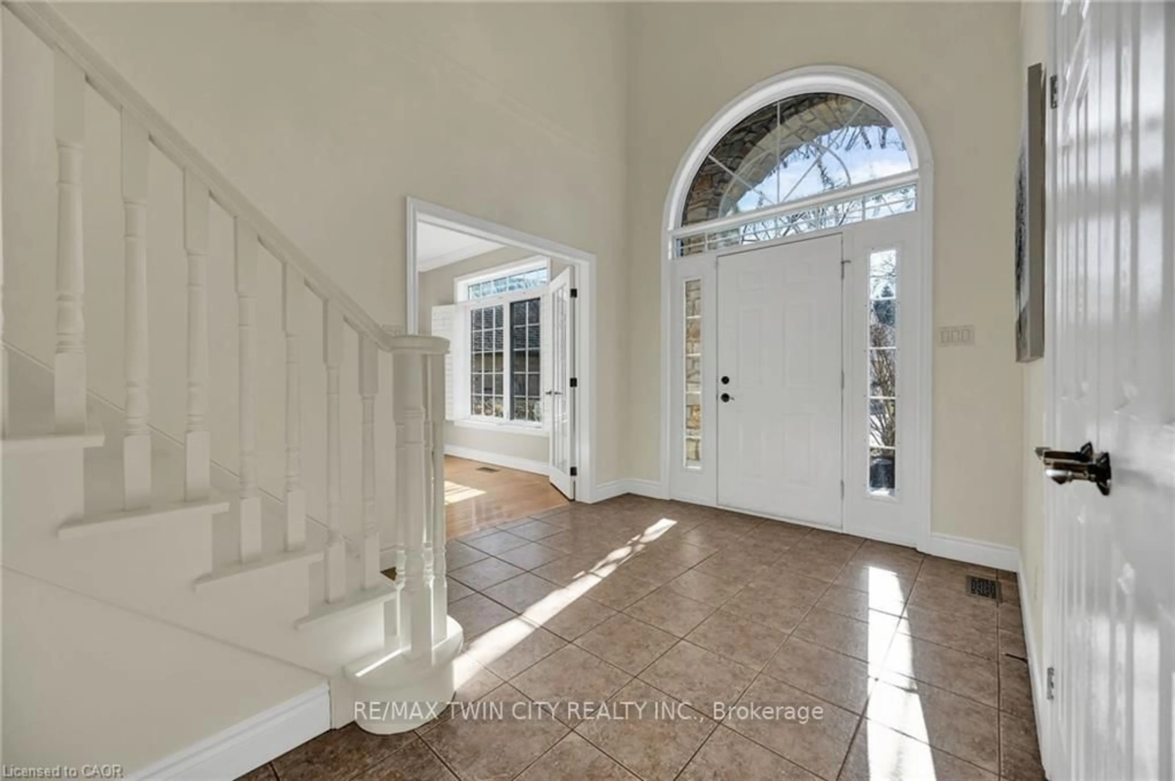 Indoor entryway for 232 The Lions Gate, Waterloo Ontario N2L 6M5