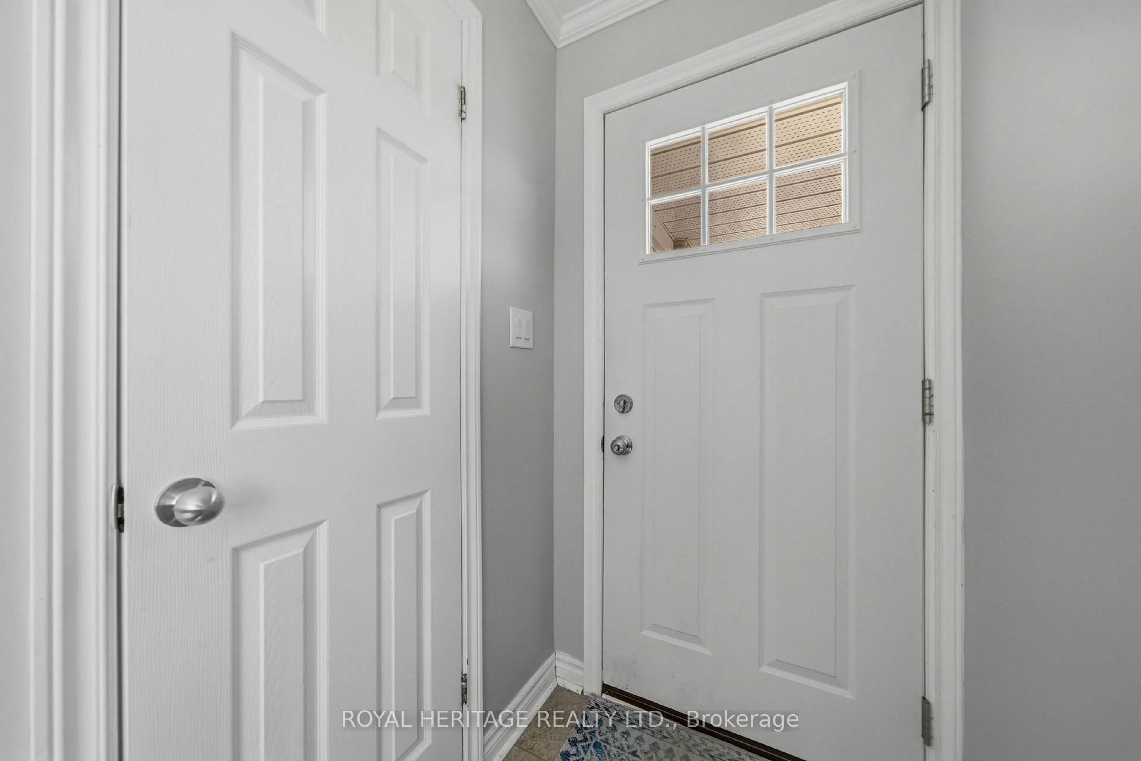 Indoor entryway for 18 Panelas Cres, Quinte West Ontario K8V 6A5