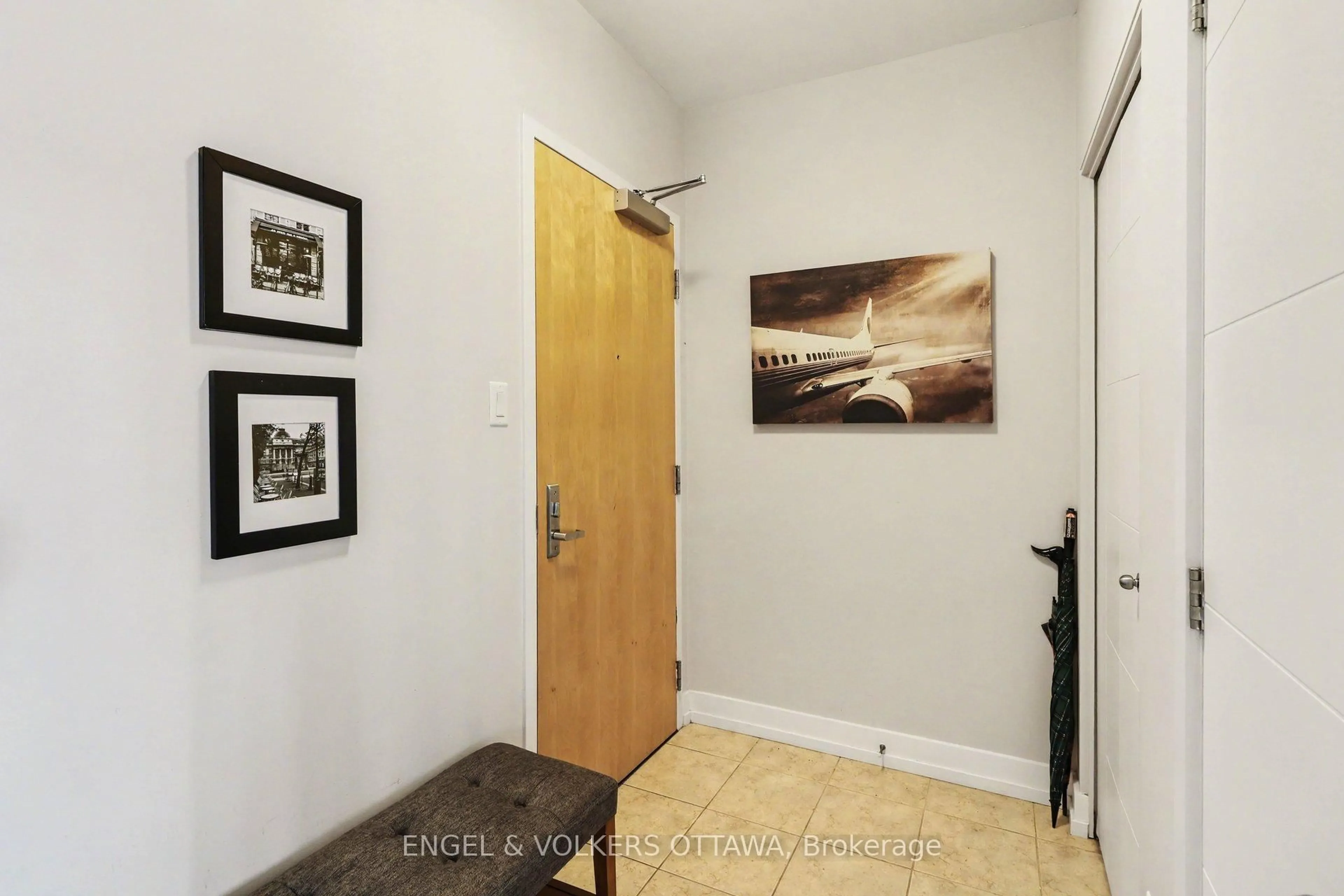 Indoor entryway for 179 Metcalfe St #701, Ottawa Ontario K2P 0W1