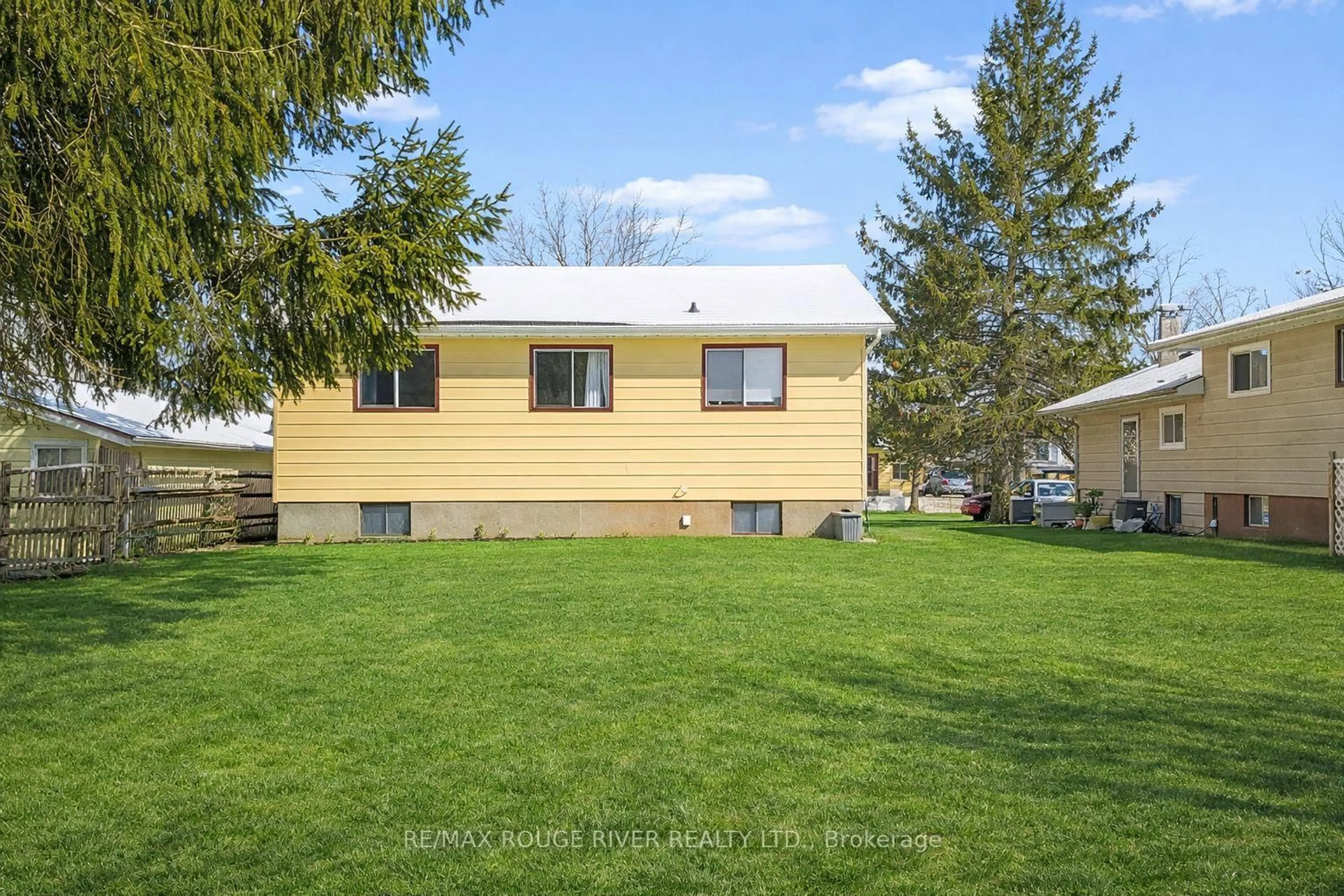 Home with vinyl exterior material, unknown for 20 Coyle Cres, Selwyn Ontario K9J 6X5