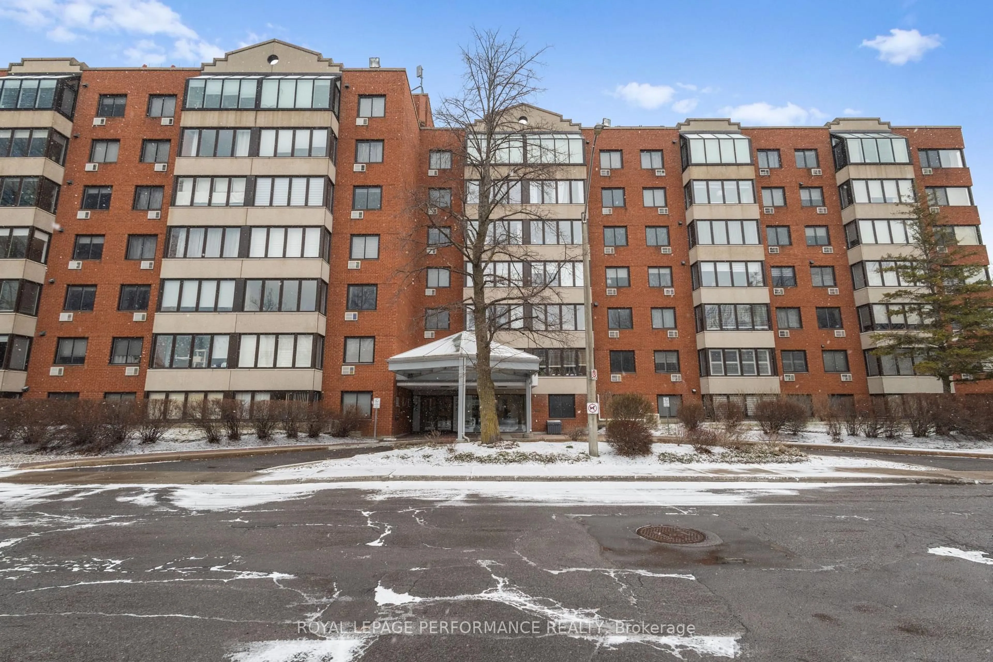 Indoor foyer for 225 Alvin Rd #609, Ottawa Ontario K1K 4H6