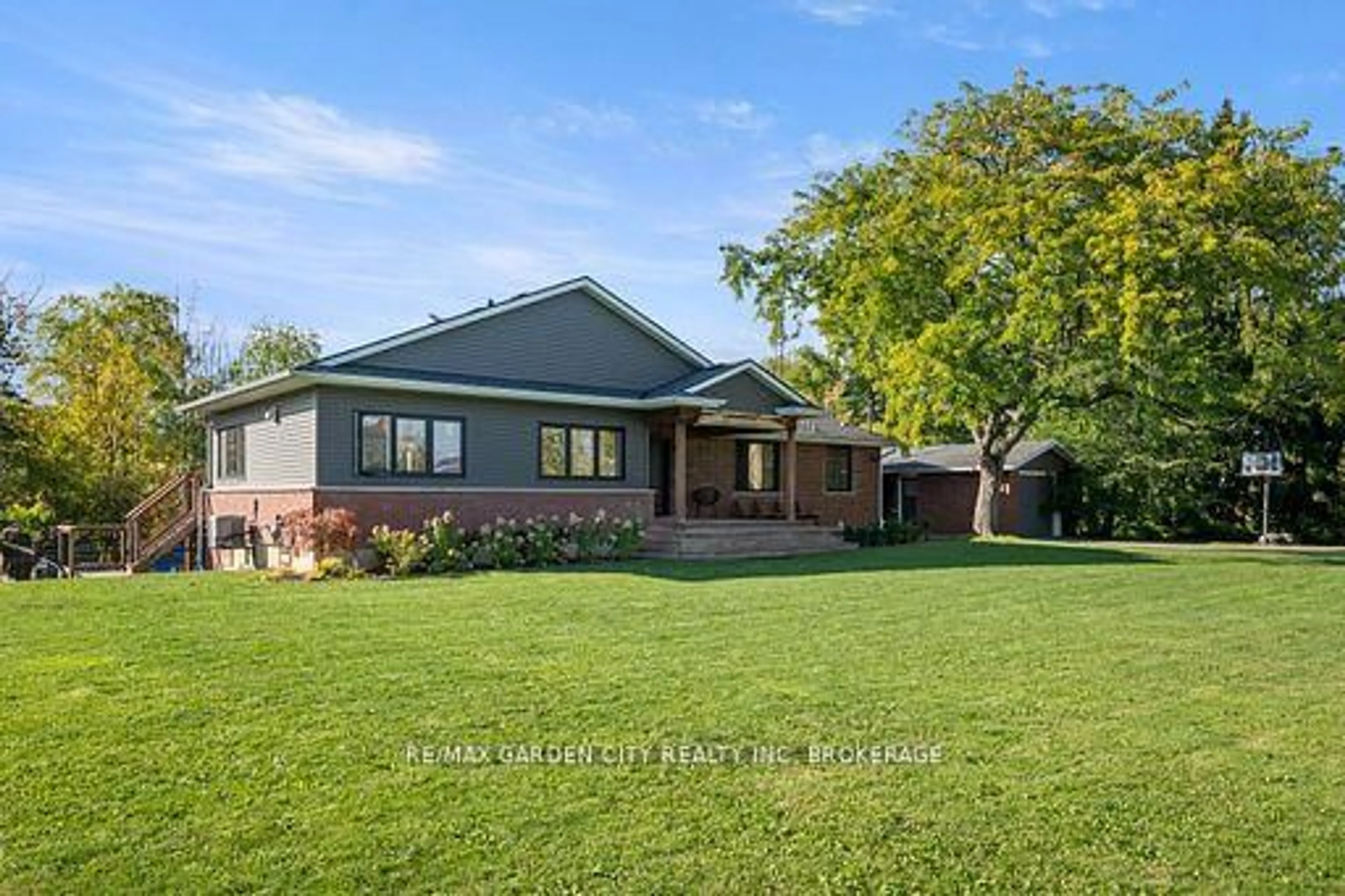 Home with brick exterior material, street for 4110 13th St, Lincoln Ontario L0R 1S0