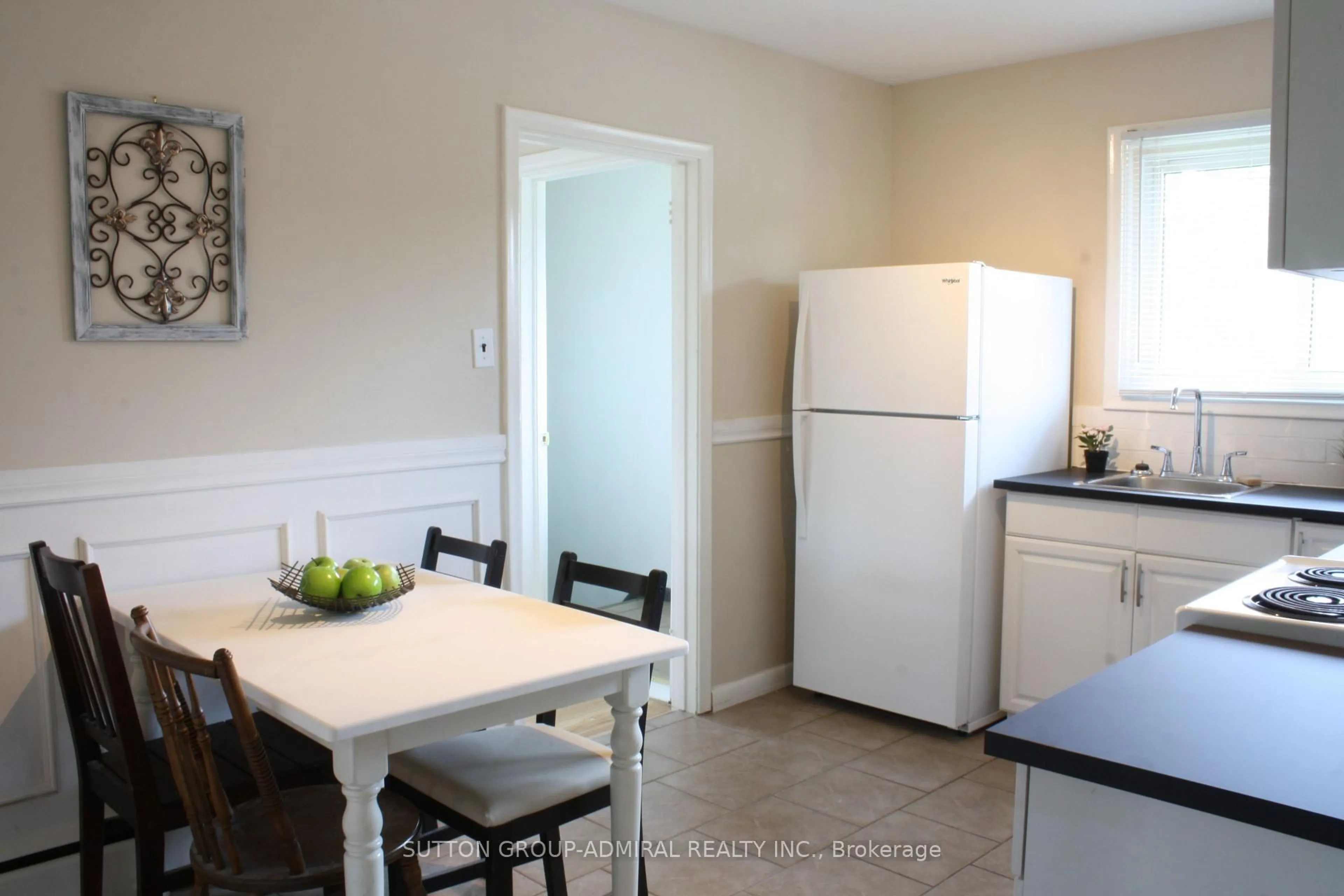 Standard kitchen, unknown for 165 King Edward Ave, London South Ontario N5Z 3T5