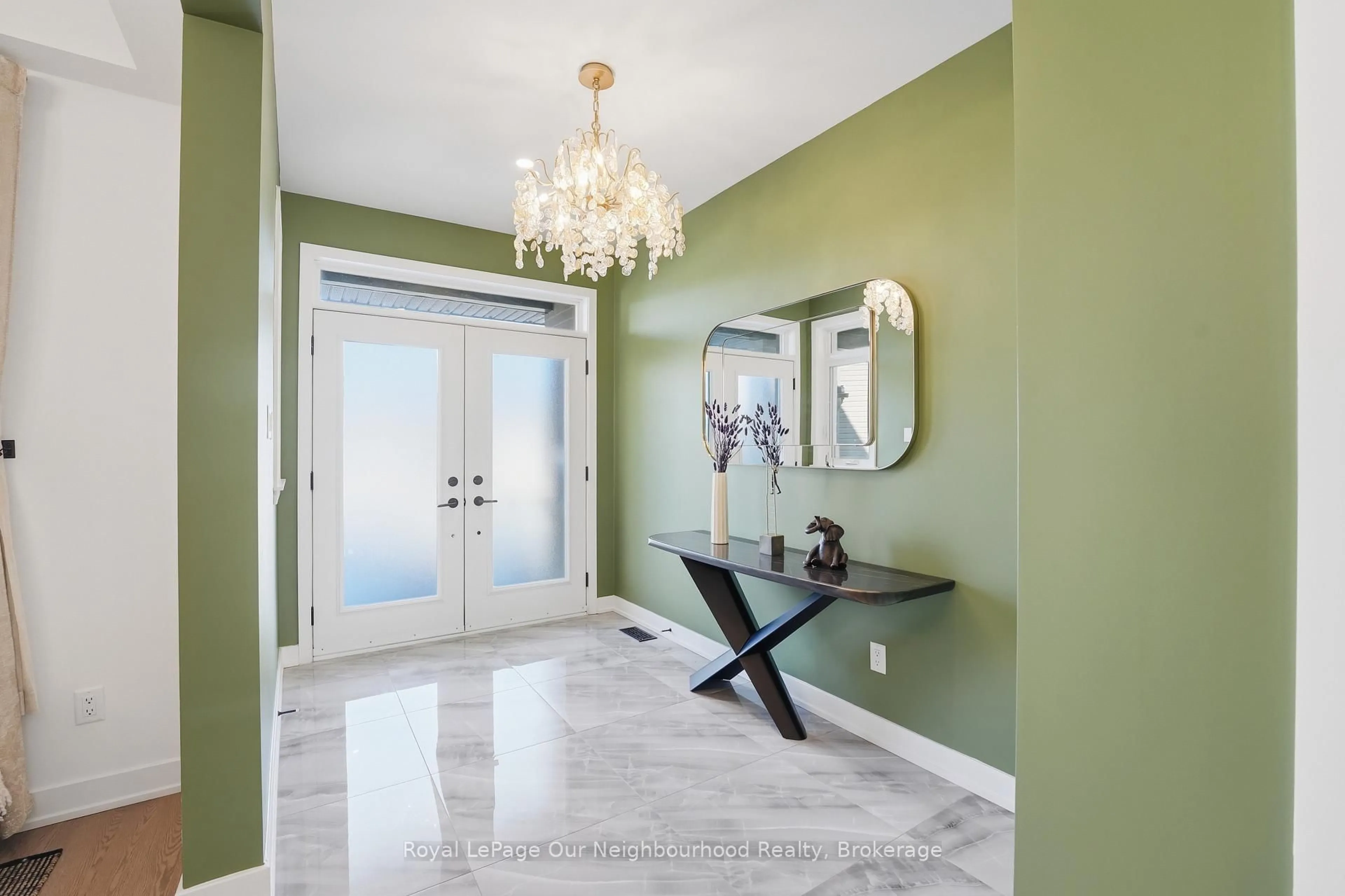 Indoor entryway for 921 Beckton Hts, Ottawa Ontario K2S 2X5