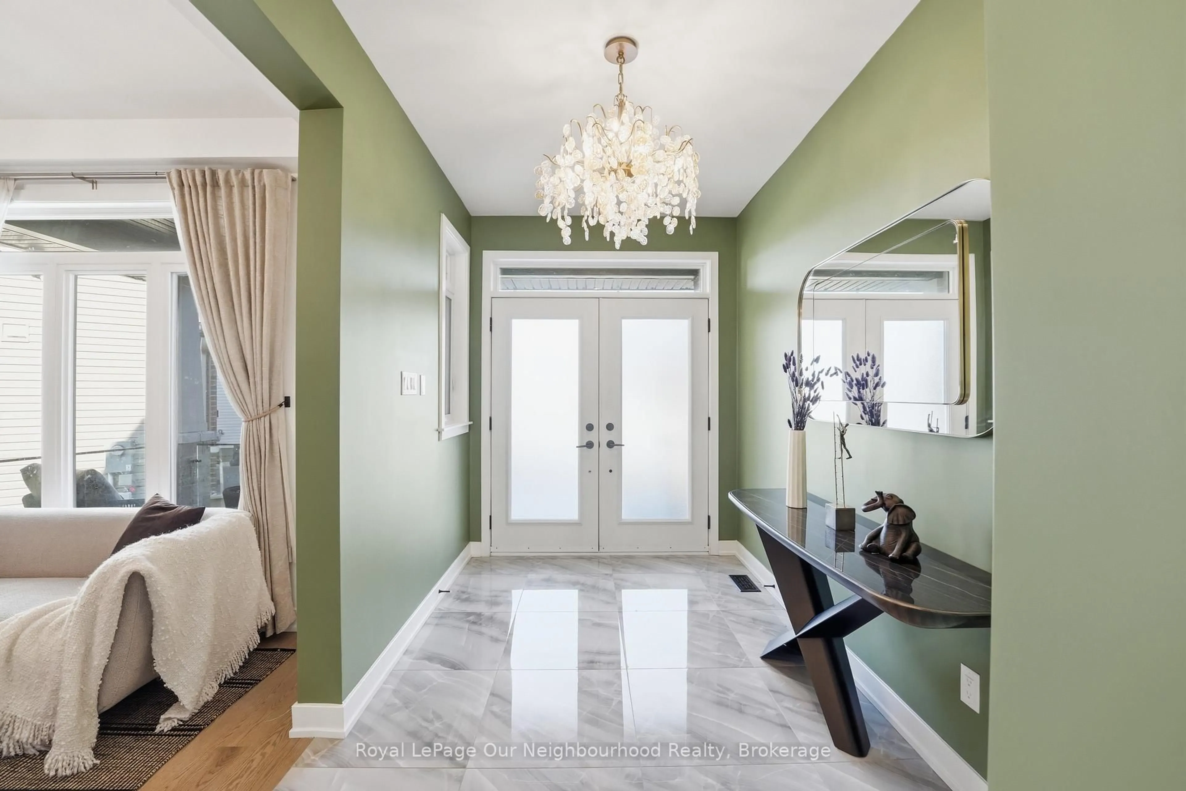 Indoor entryway for 921 Beckton Hts, Ottawa Ontario K2S 2X5