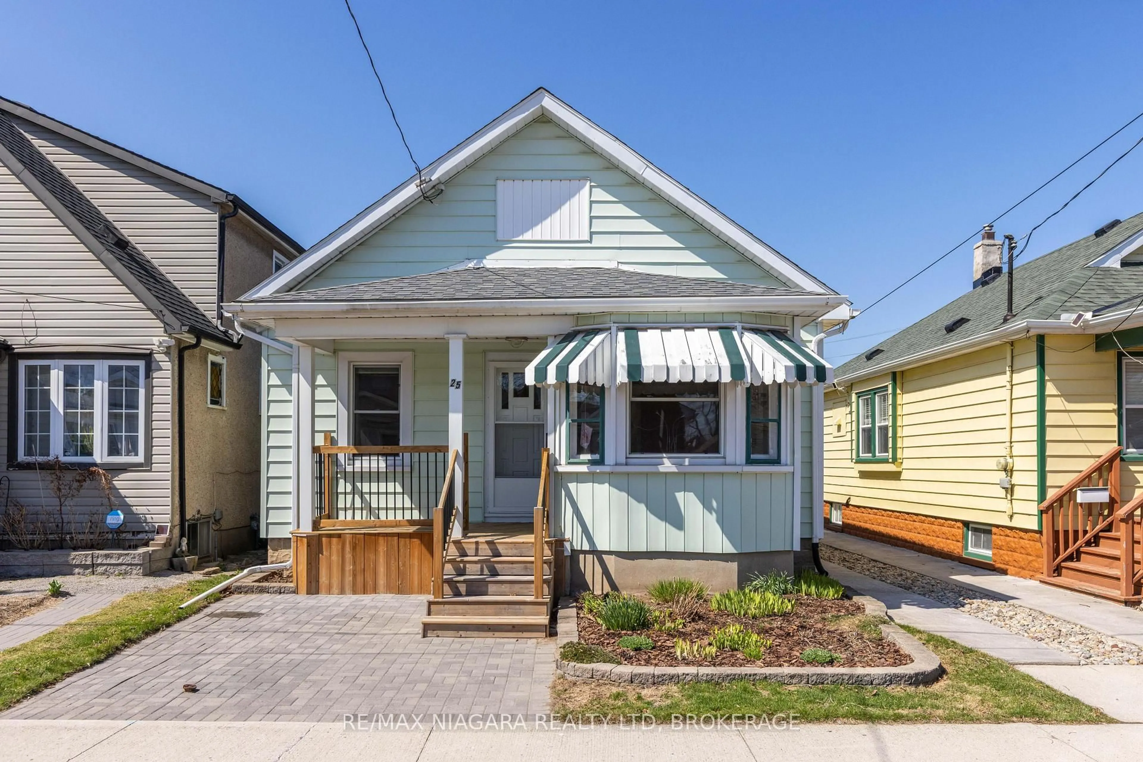 Home with vinyl exterior material, street for 25 Wilson St, St. Catharines Ontario L2R 5Z9