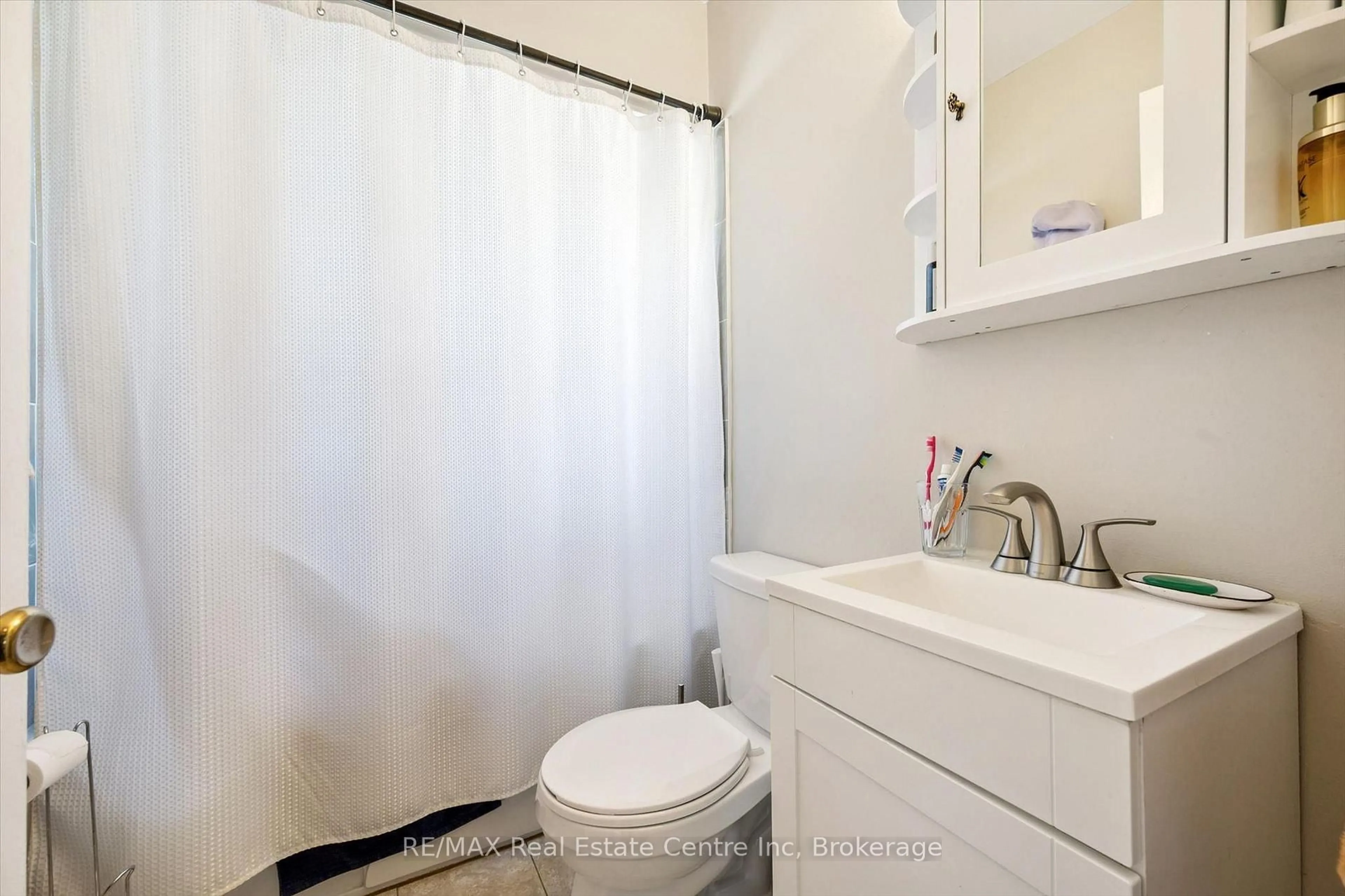 Standard bathroom, ceramic/tile floor for 58 VANCOUVER Dr, Guelph Ontario N1E 2E9