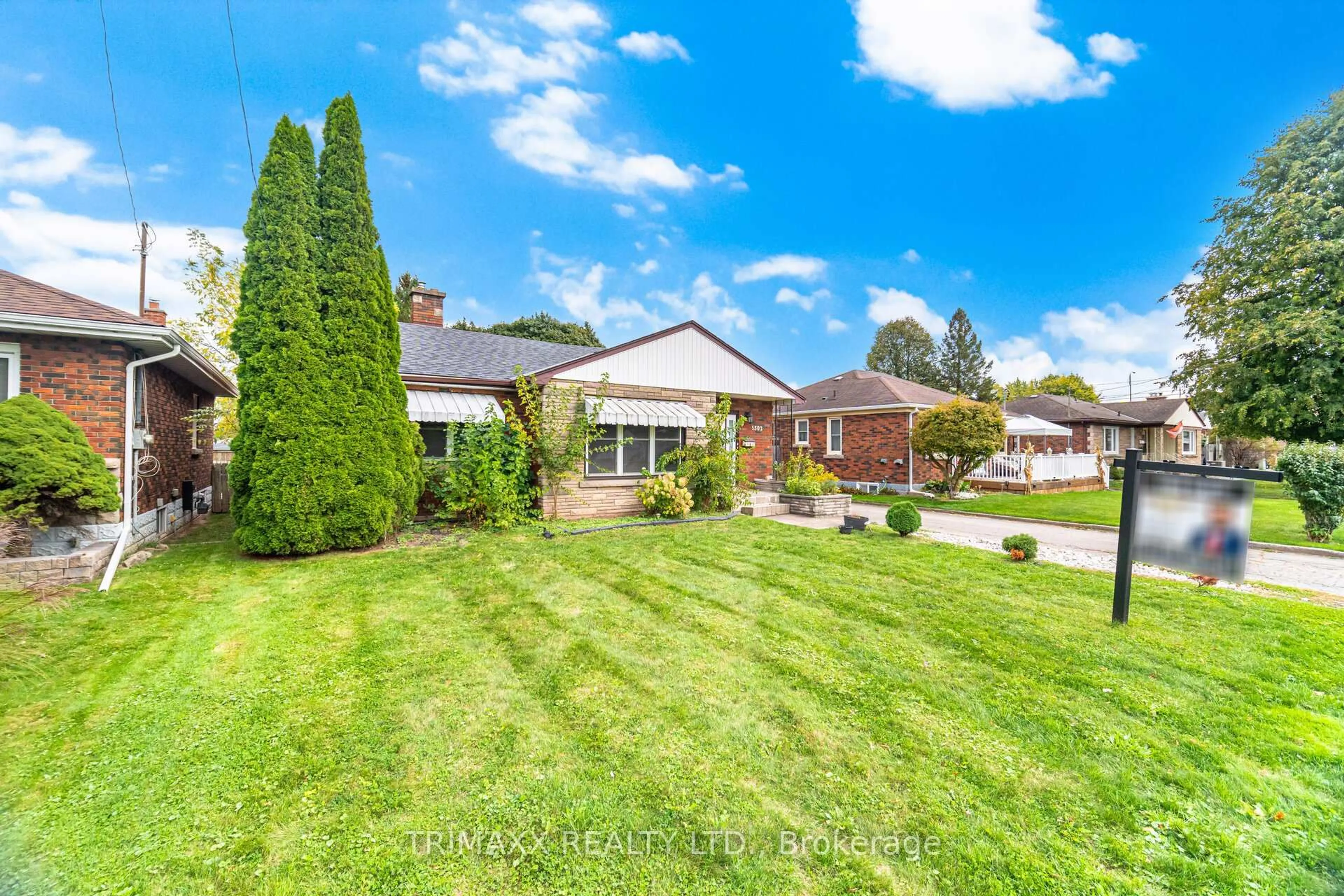 A pic from outside/outdoor area/front of a property/back of a property/a pic from drone, street for 5302 Biamonte Pkwy, Niagara Falls Ontario L2E 5E8