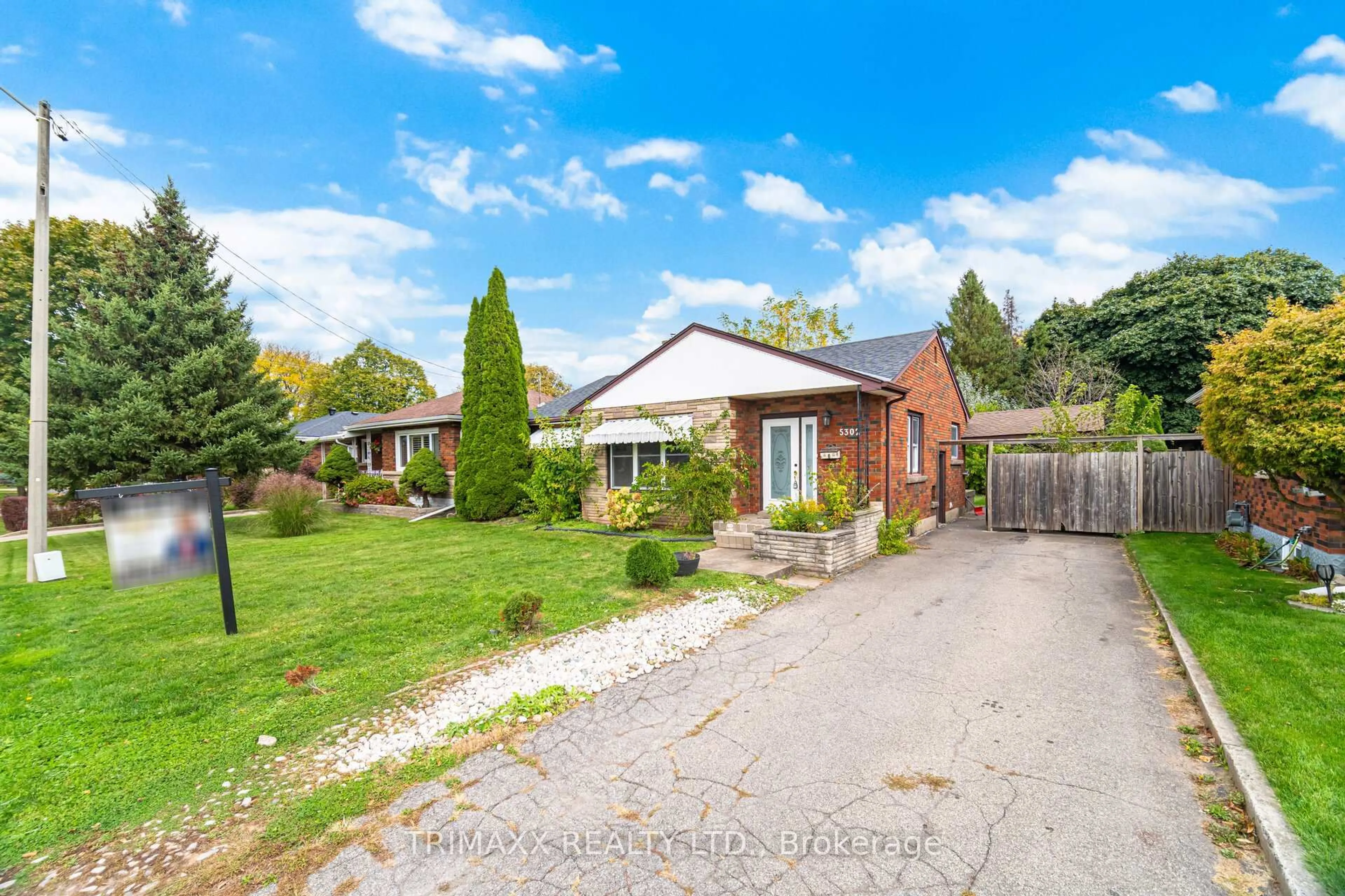 A pic from outside/outdoor area/front of a property/back of a property/a pic from drone, street for 5302 Biamonte Pkwy, Niagara Falls Ontario L2E 5E8