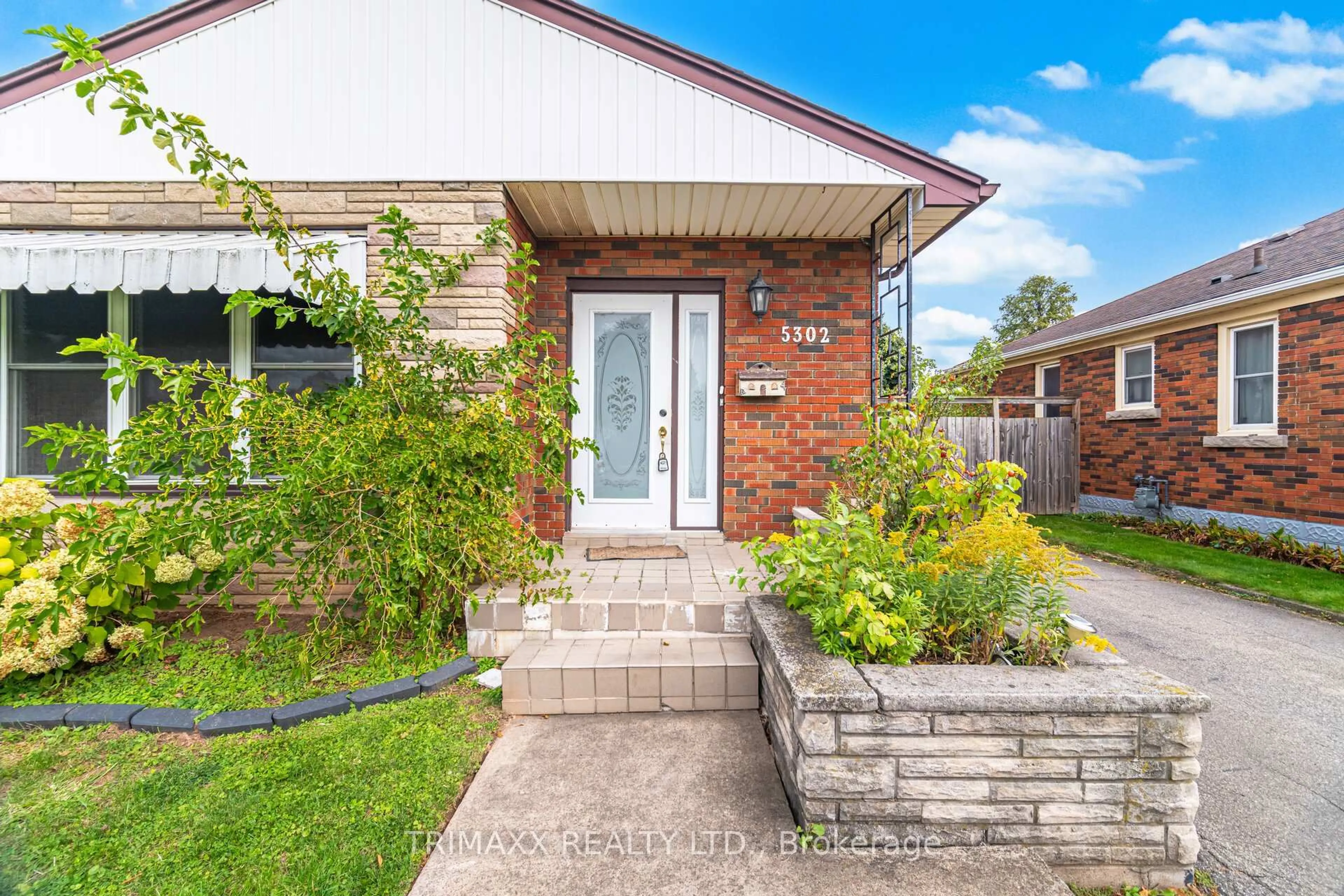 Home with brick exterior material, street for 5302 Biamonte Pkwy, Niagara Falls Ontario L2E 5E8