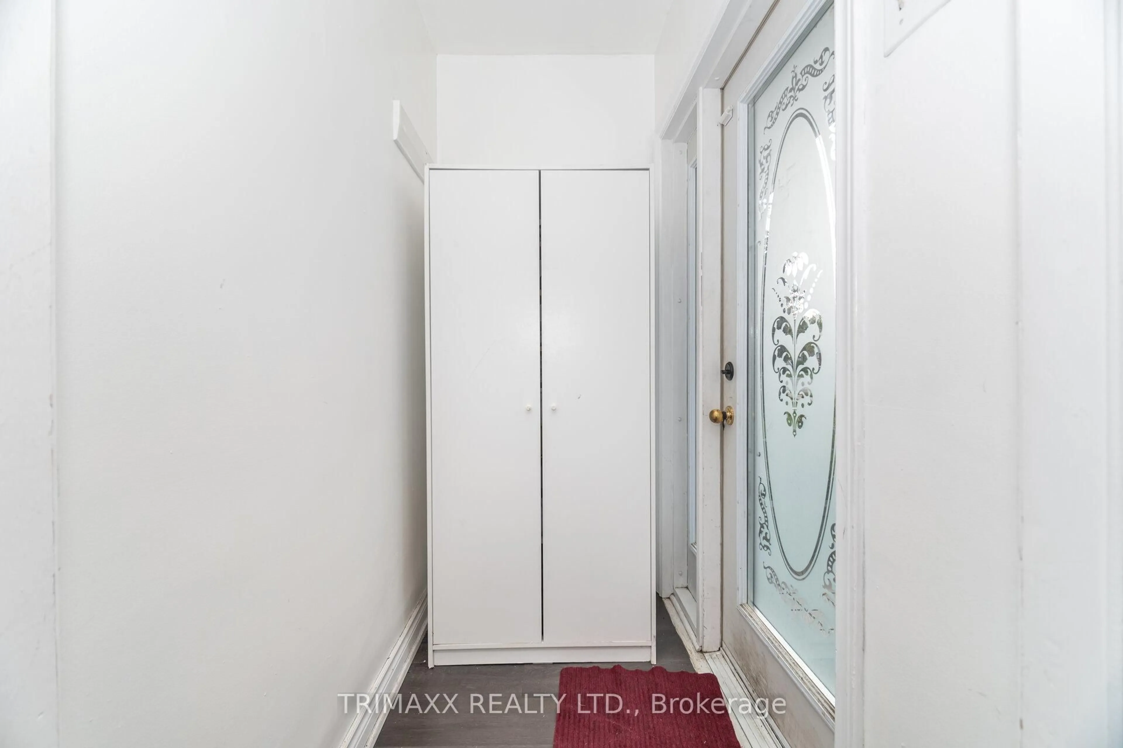 Indoor entryway for 5302 Biamonte Pkwy, Niagara Falls Ontario L2E 5E8