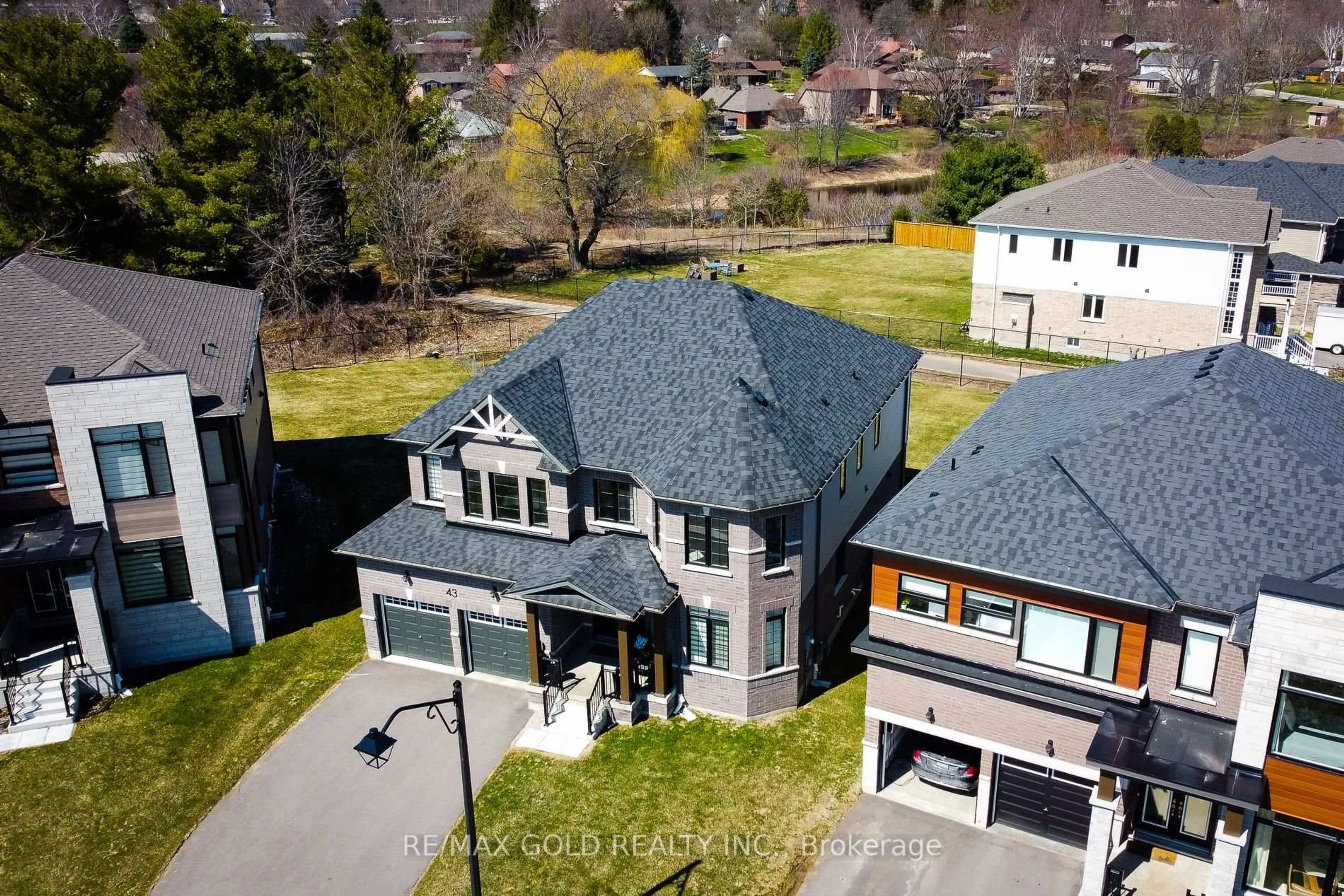 A pic from outside/outdoor area/front of a property/back of a property/a pic from drone, street for 43 MEARS Pl, Brant Ontario N3L 0M6