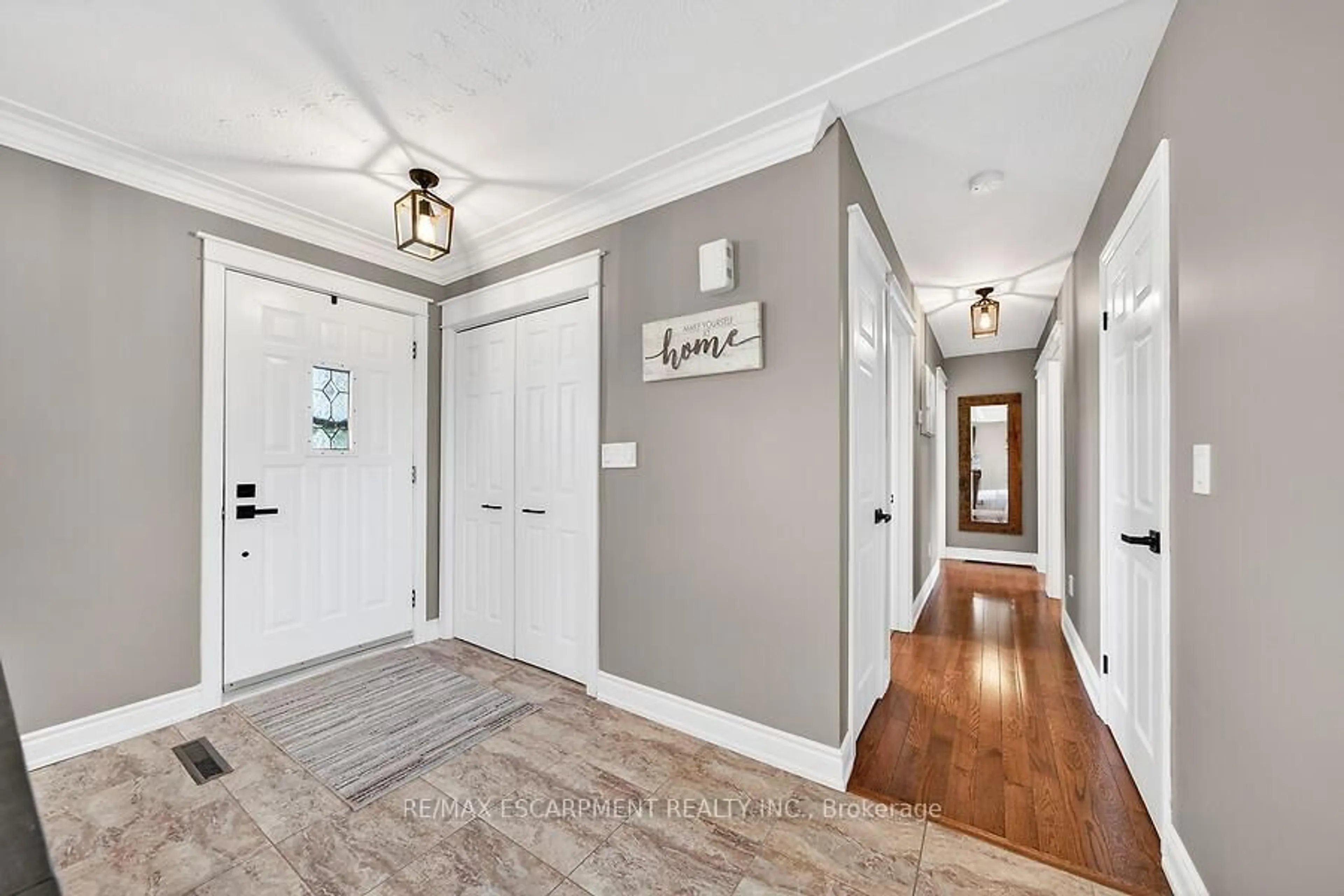 Indoor entryway for 9752 9 REGIONAL Rd, West Lincoln Ontario N0A 1C0