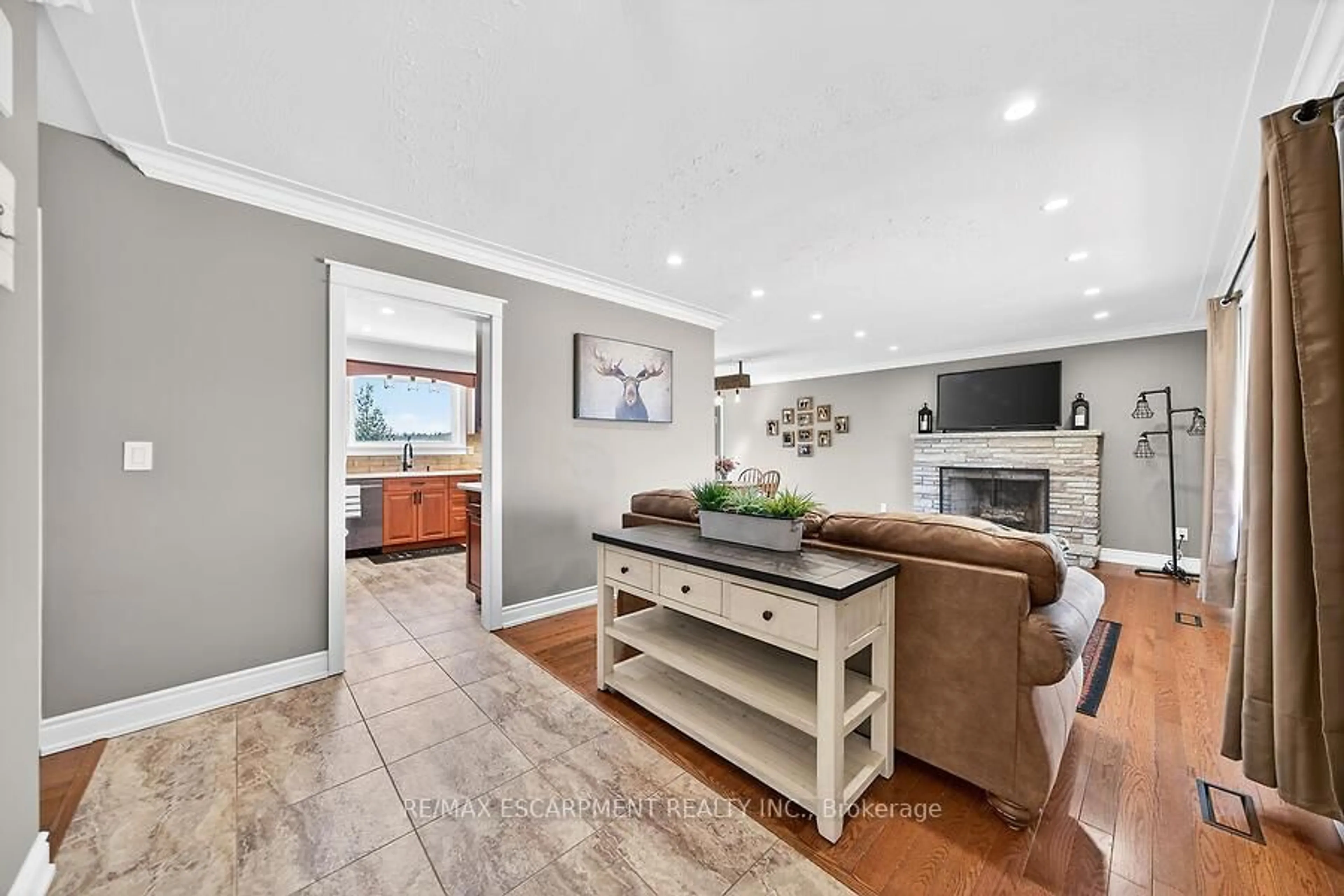 Living room with furniture, unknown for 9752 9 REGIONAL Rd, West Lincoln Ontario N0A 1C0