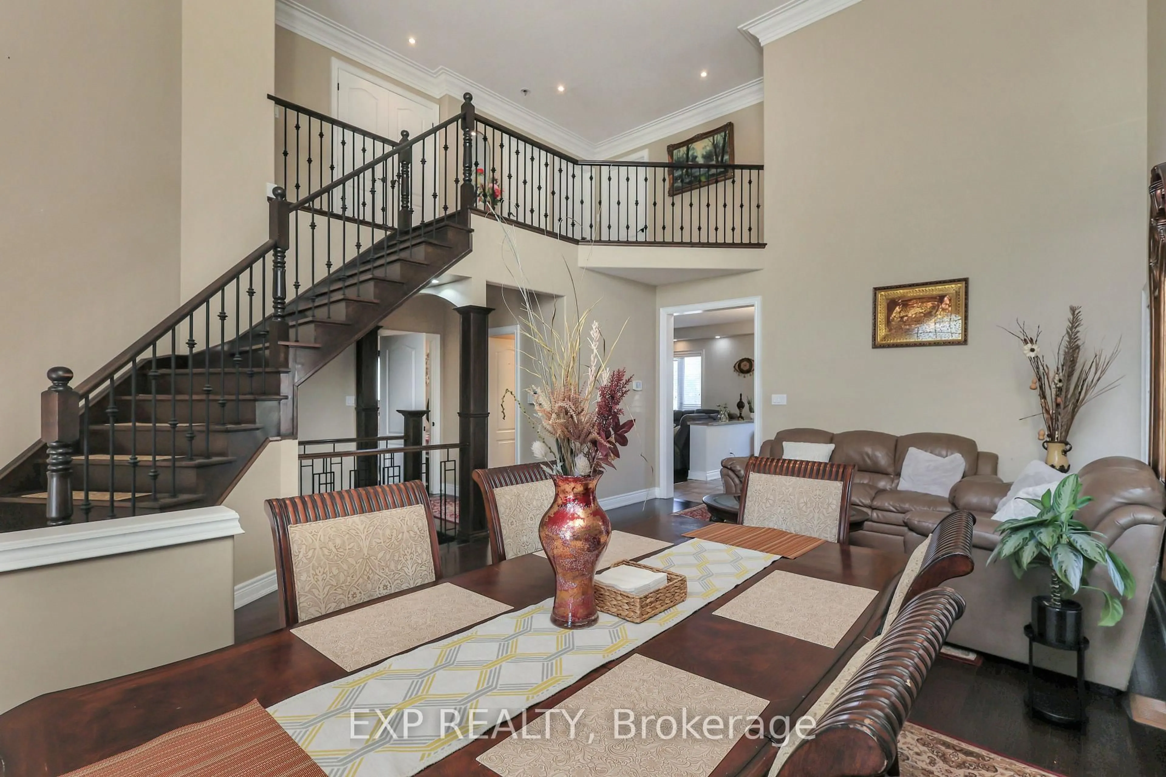 Indoor foyer for 254 Rymal Rd, Hamilton Ontario L9B 1B8