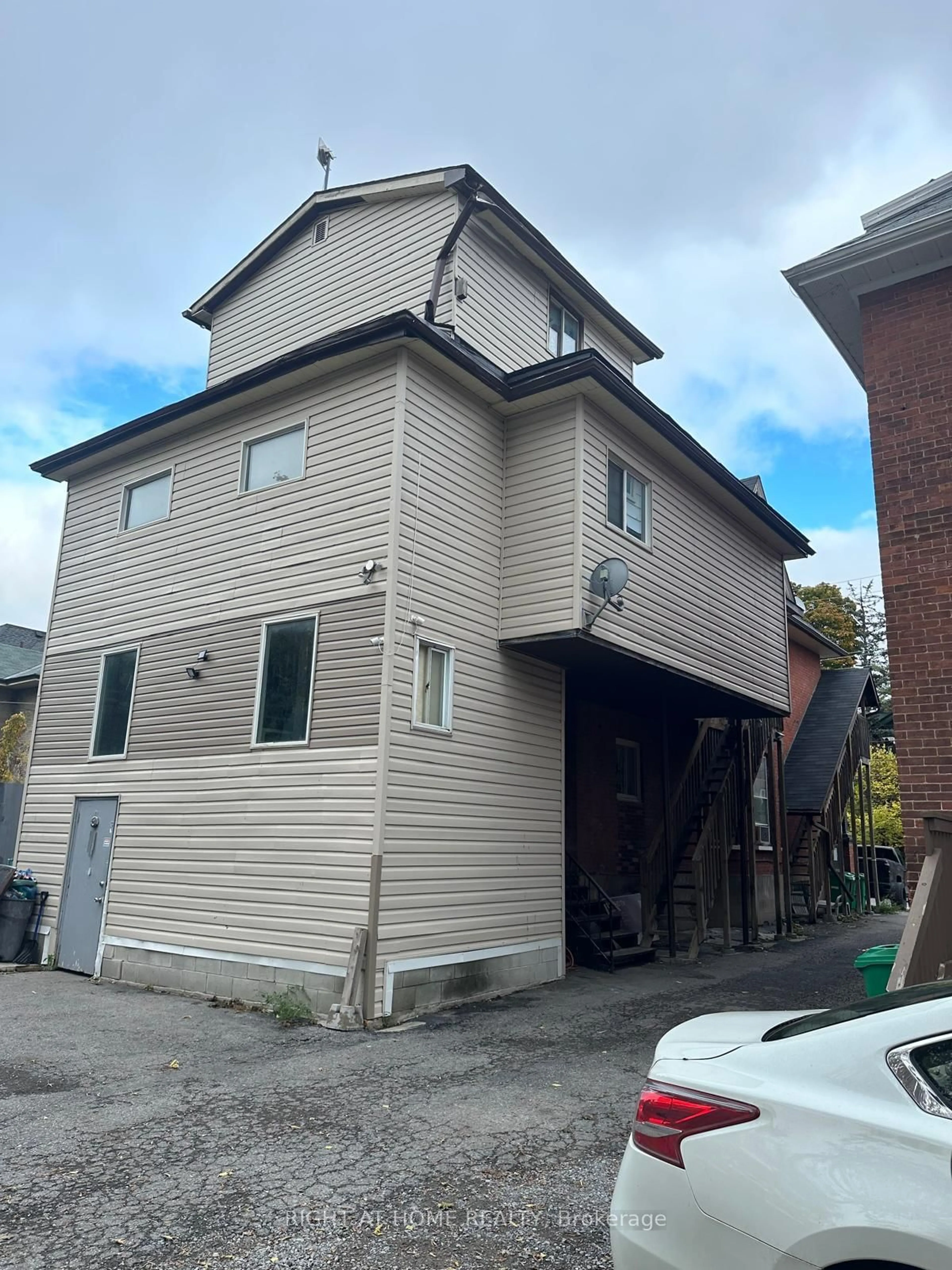 Unknown for 541 Aylmer St, Peterborough Ontario K9H 3W6