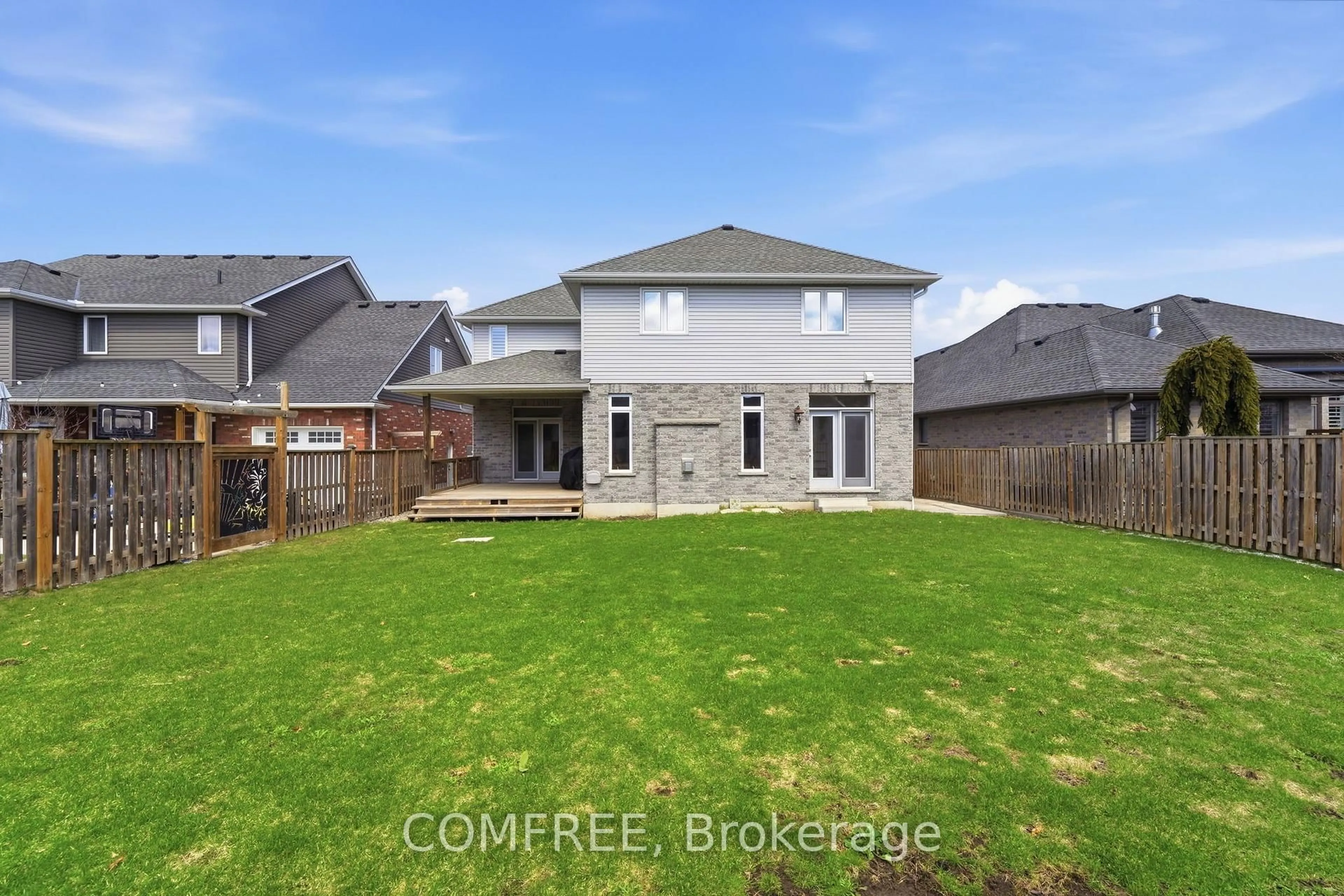 A pic from outside/outdoor area/front of a property/back of a property/a pic from drone, street for 152 Juno Cres, Woodstock Ontario N4T 0H6