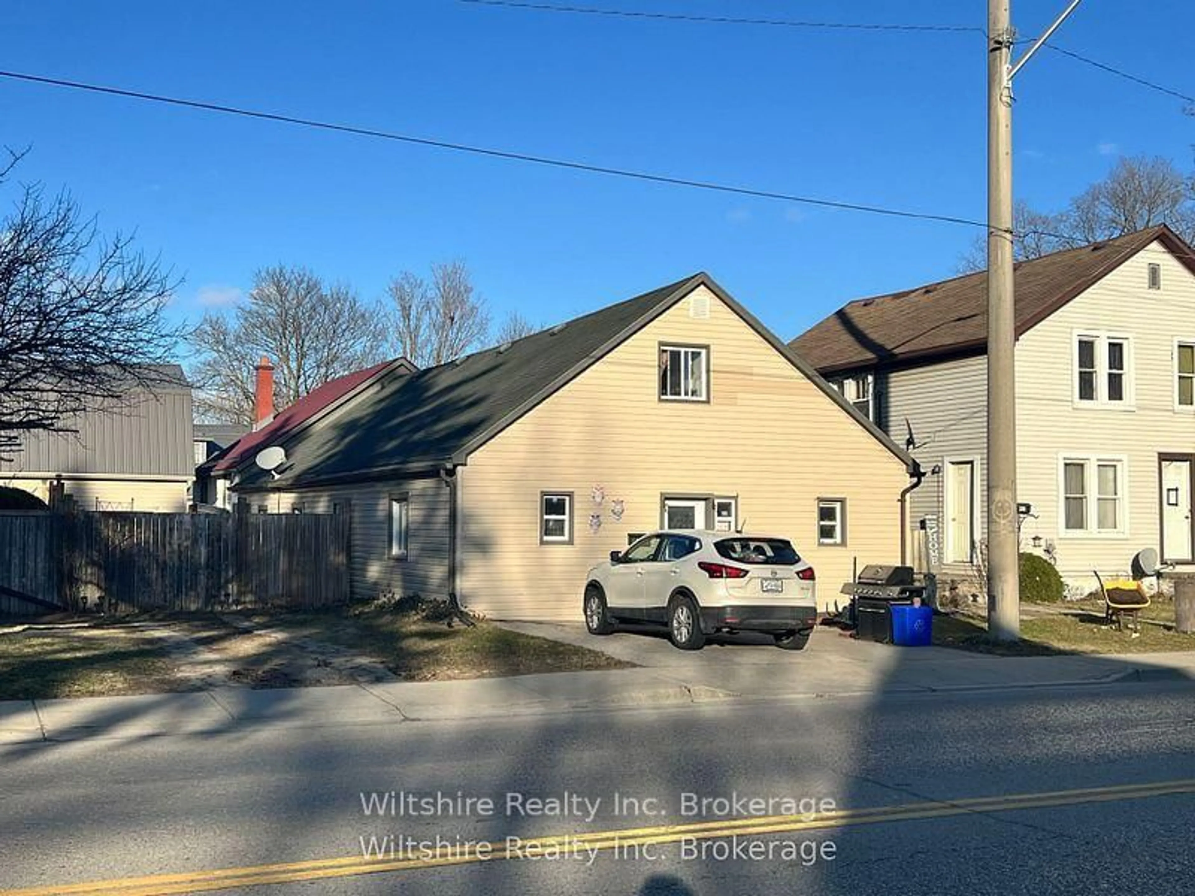 A pic from outside/outdoor area/front of a property/back of a property/a pic from drone, street for 324 Broadway St, Tillsonburg Ontario N4G 3S1