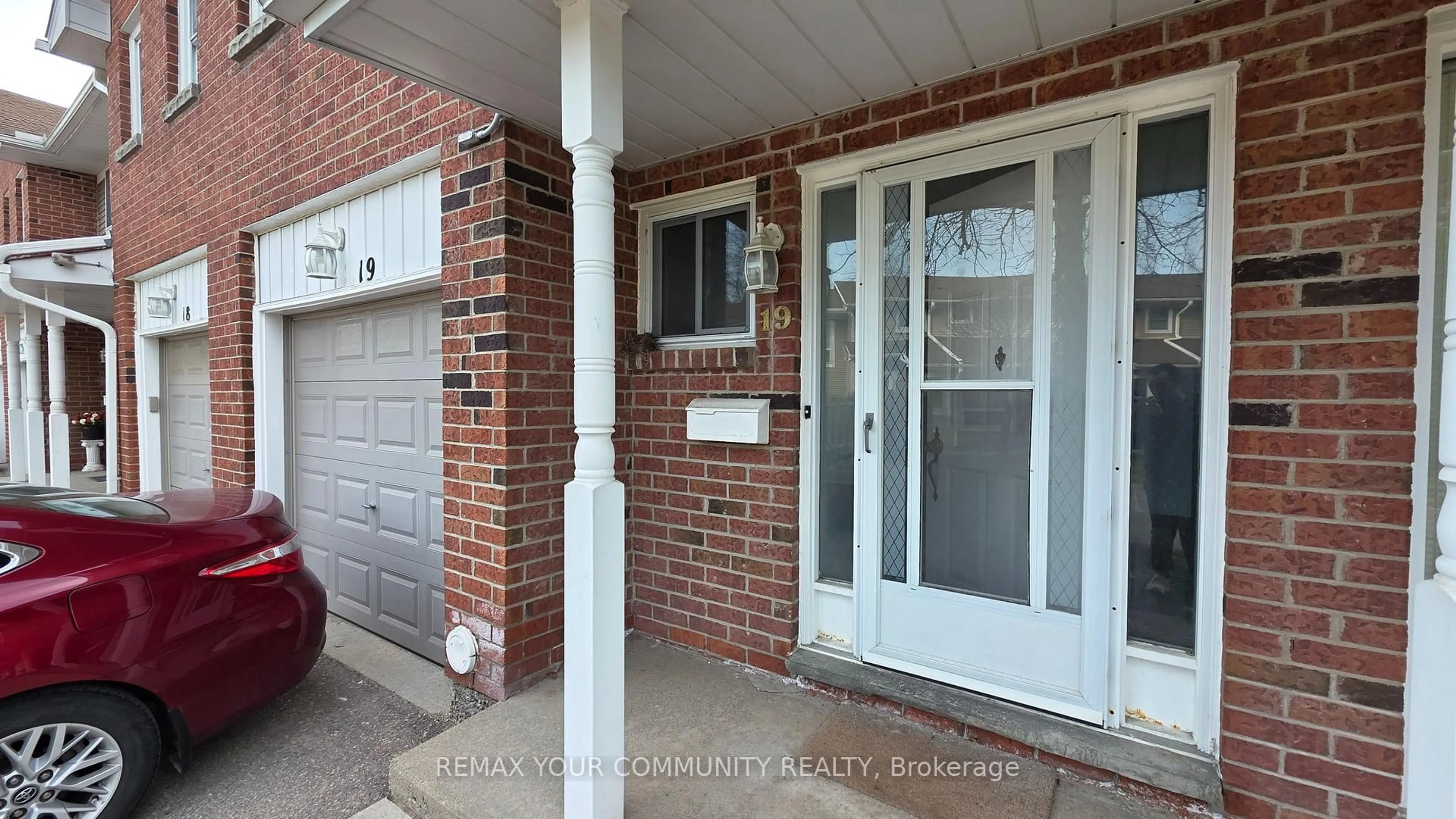 Indoor entryway for 210 Highland Cres #19, Kitchener Ontario N2M 5H7