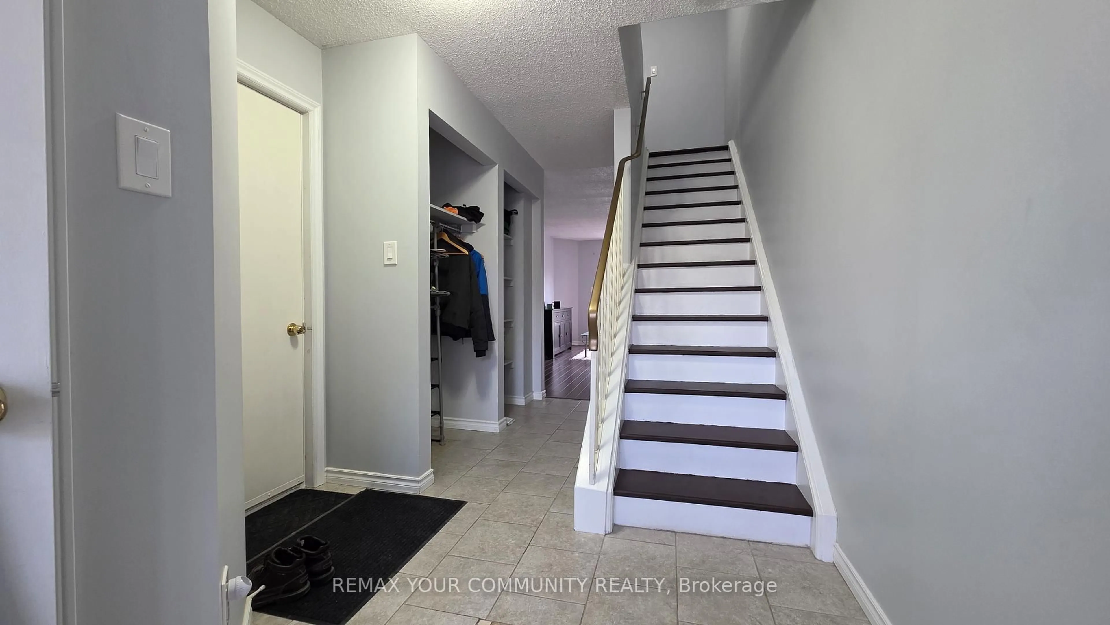Indoor entryway for 210 Highland Cres #19, Kitchener Ontario N2M 5H7