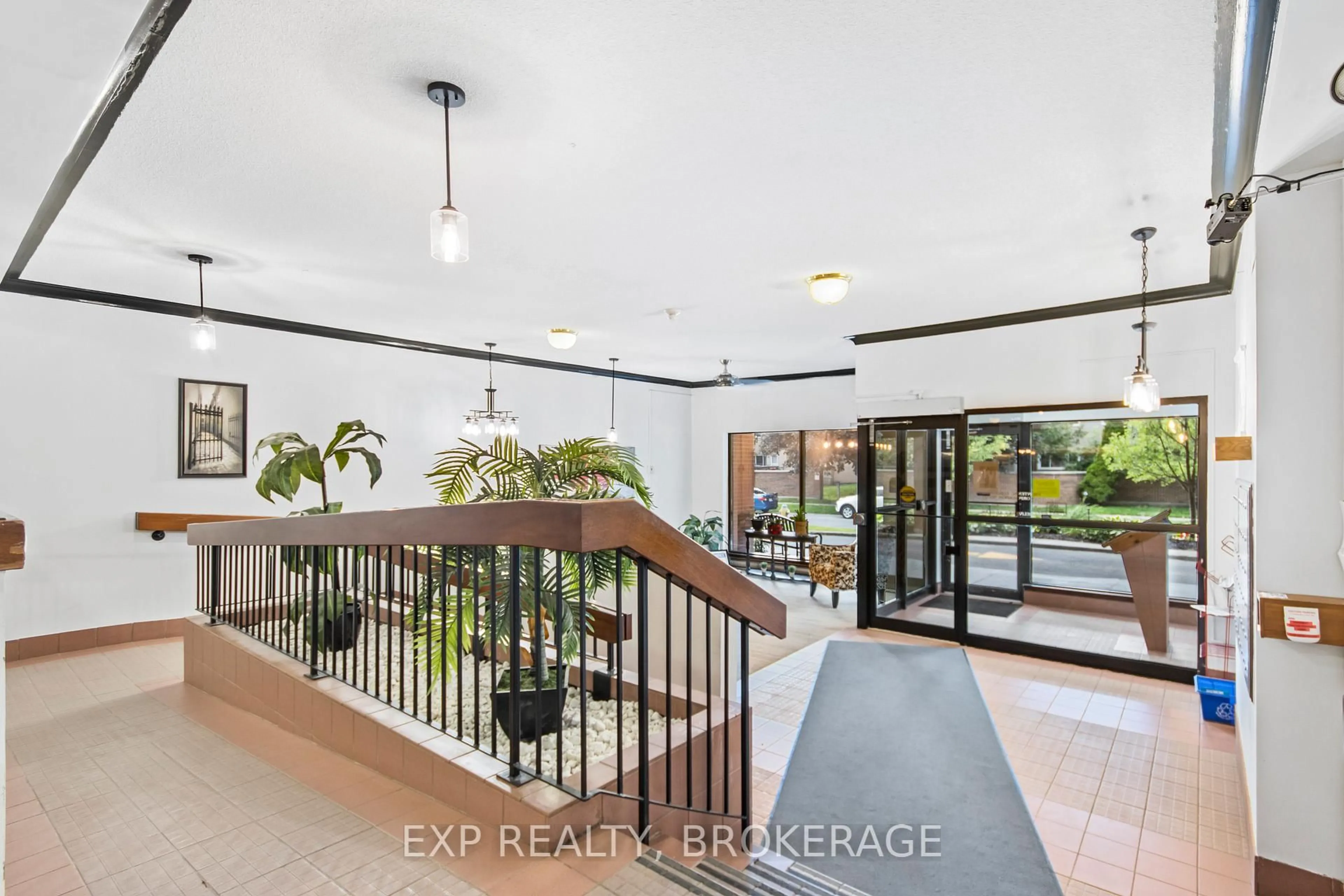 Indoor foyer for 14 GREENVIEW Dr #607, Kingston Ontario K7M 7T5