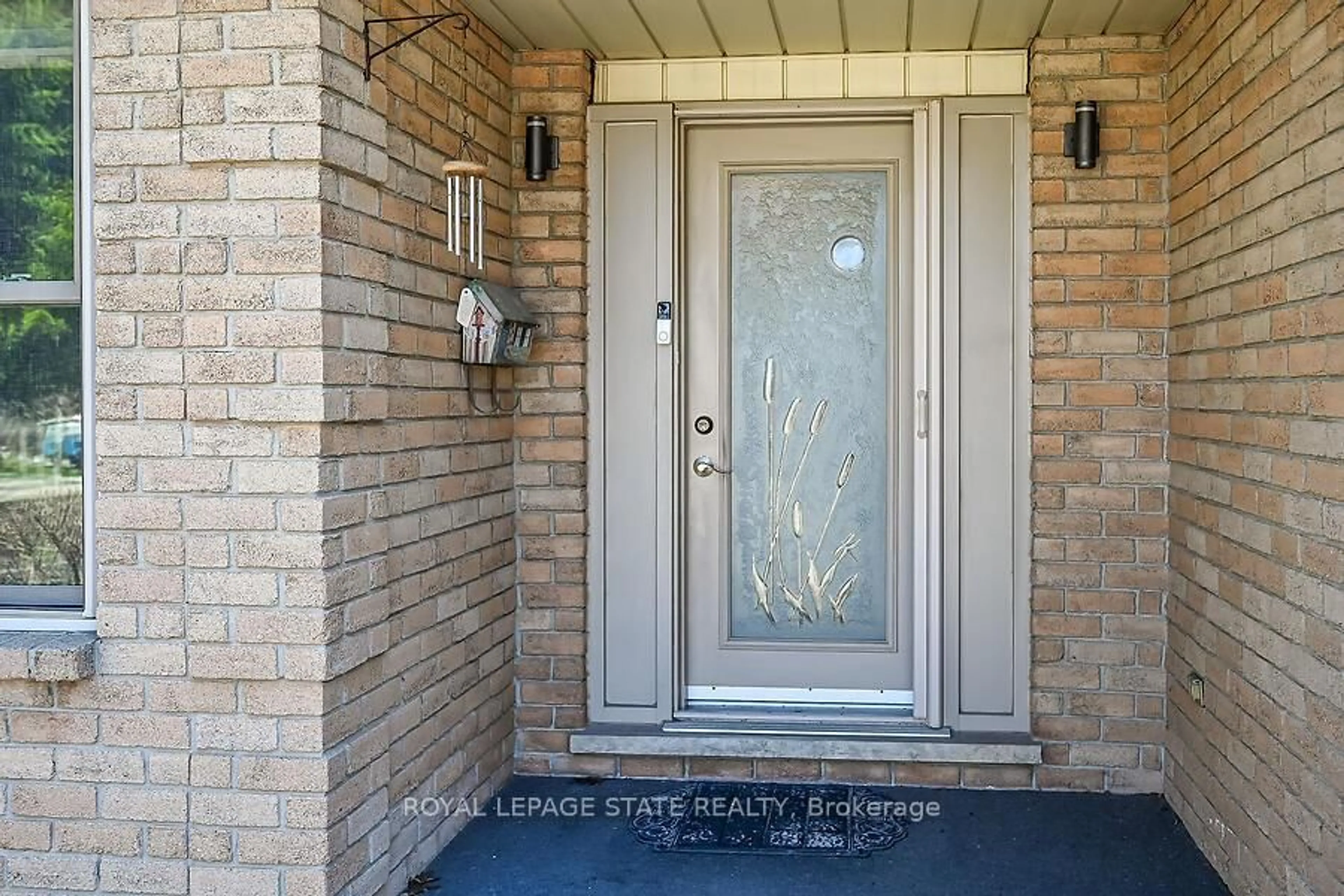 Indoor entryway for 621 Tomahawk Cres, Hamilton Ontario L9G 3T4