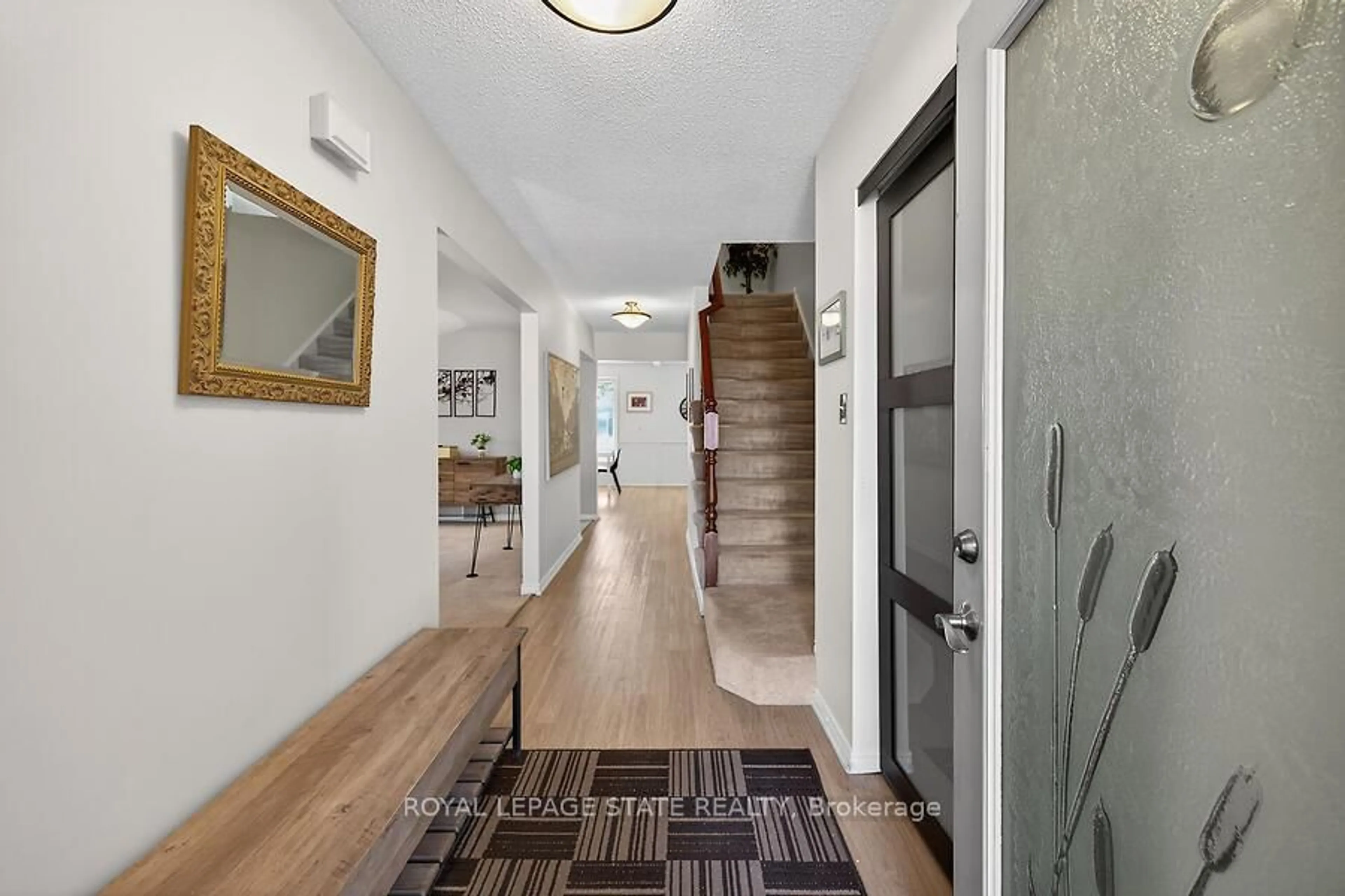 Indoor foyer for 621 Tomahawk Cres, Hamilton Ontario L9G 3T4