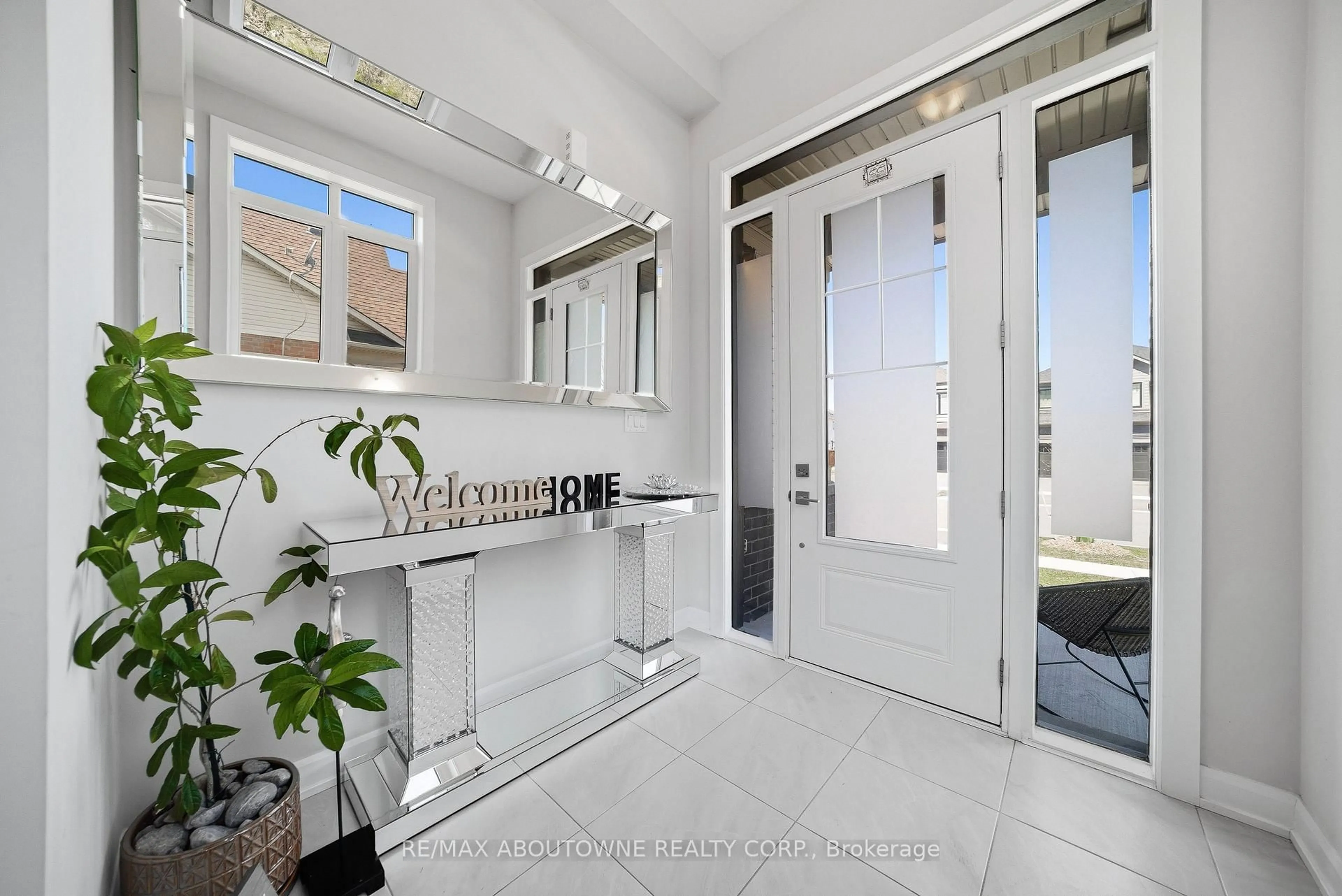 Contemporary bathroom, ceramic/tile floor for 37 Riesling St, Grimsby Ontario L3M 0L2