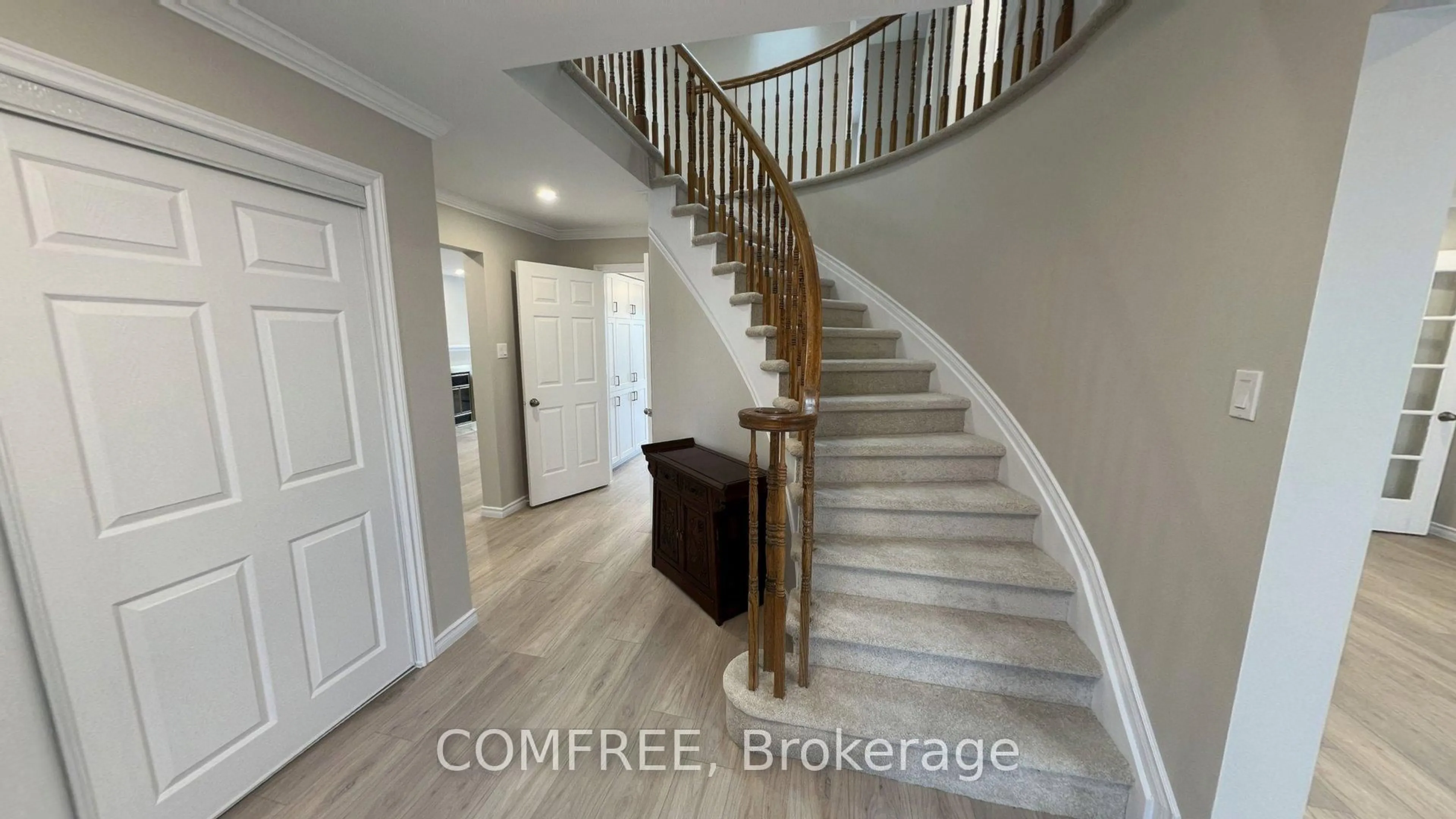 Indoor entryway for 1320 Notting Hill Ave, Ottawa Ontario K1V 6T4