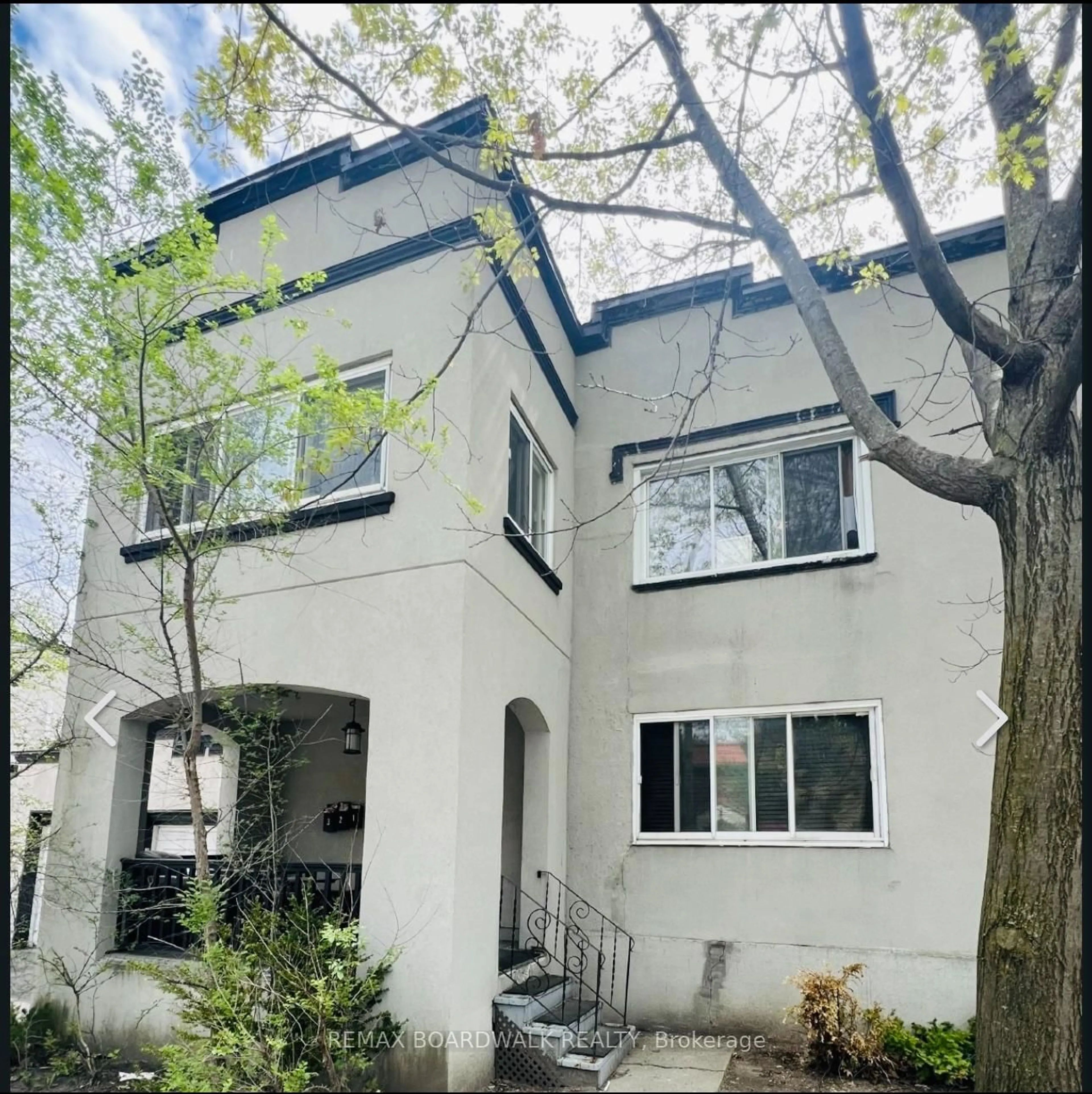 Home with vinyl exterior material, street for 320 Laurier Ave, Ottawa Ontario K1N 6P6