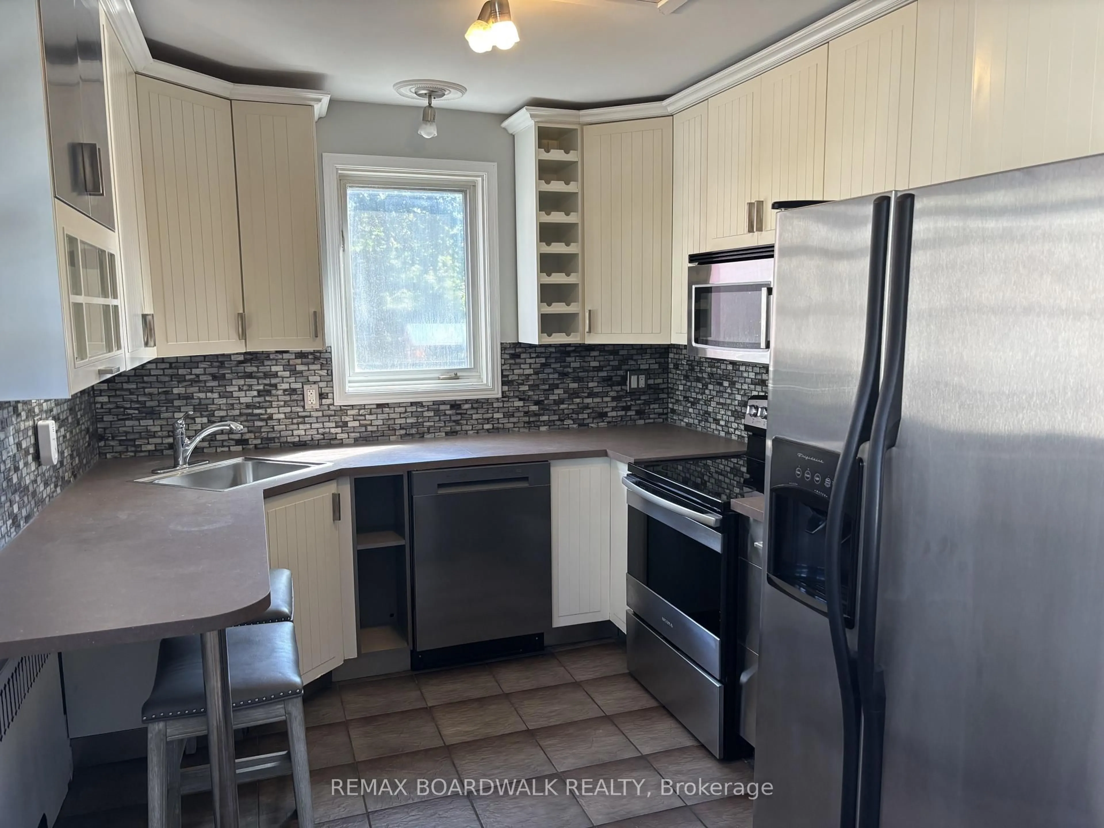 Standard kitchen, wood/laminate floor for 320 Laurier Ave, Ottawa Ontario K1N 6P6