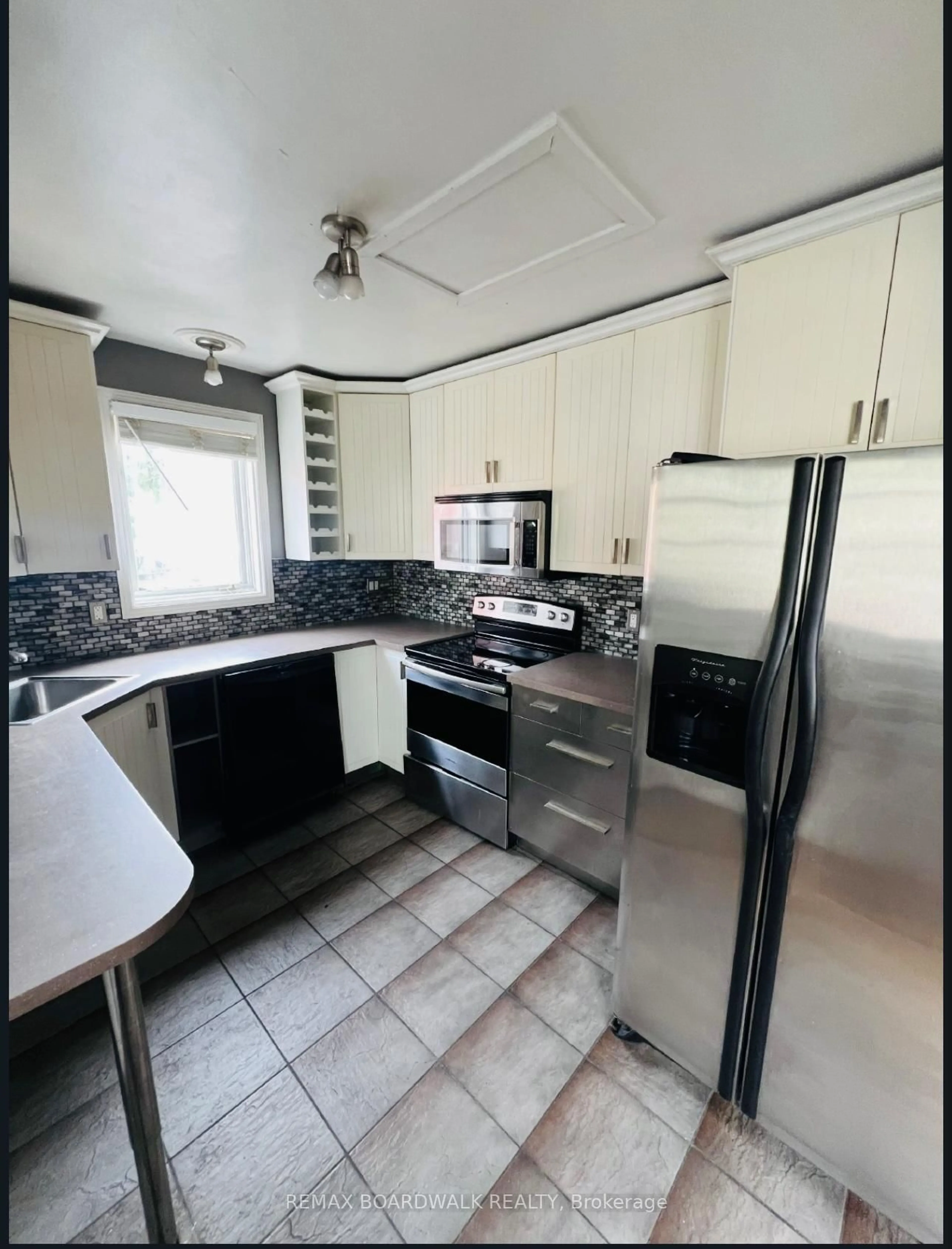 Standard kitchen, unknown for 320 Laurier Ave, Ottawa Ontario K1N 6P6