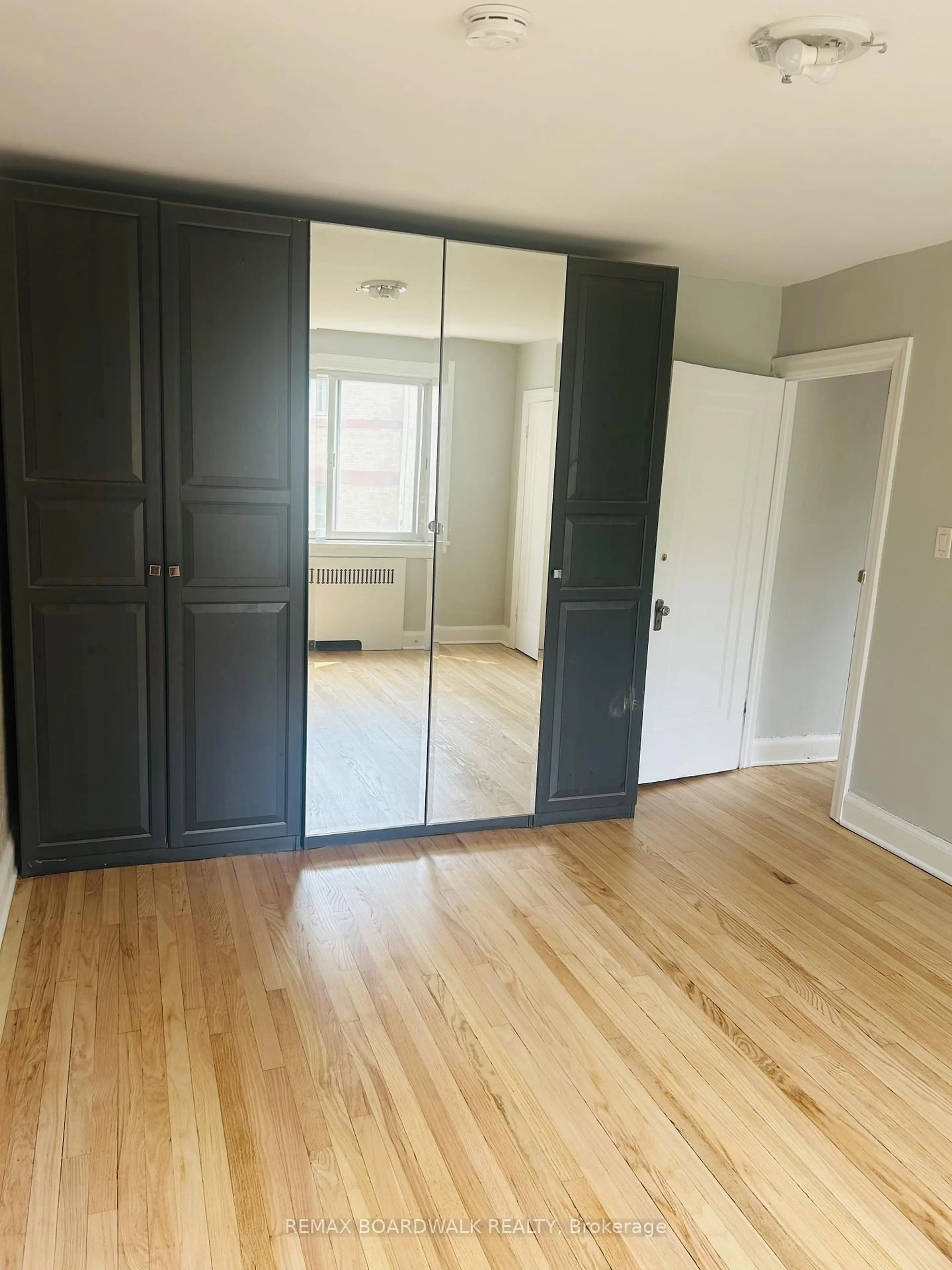 A pic of a room for 320 Laurier Ave, Ottawa Ontario K1N 6P6