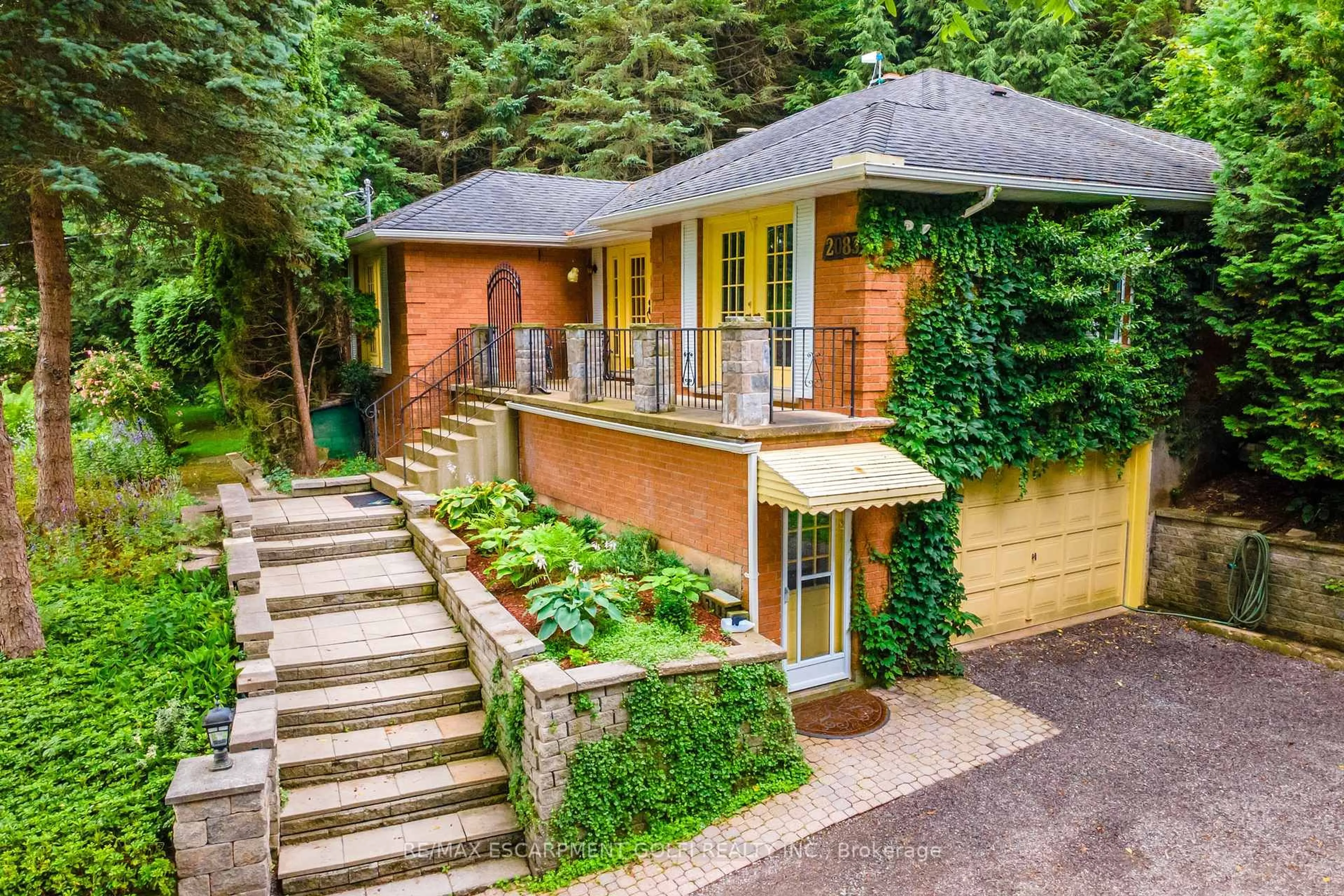 Home with brick exterior material, unknown for 2083 HOLLOW Rd, Thorold Ontario L0S 1E6