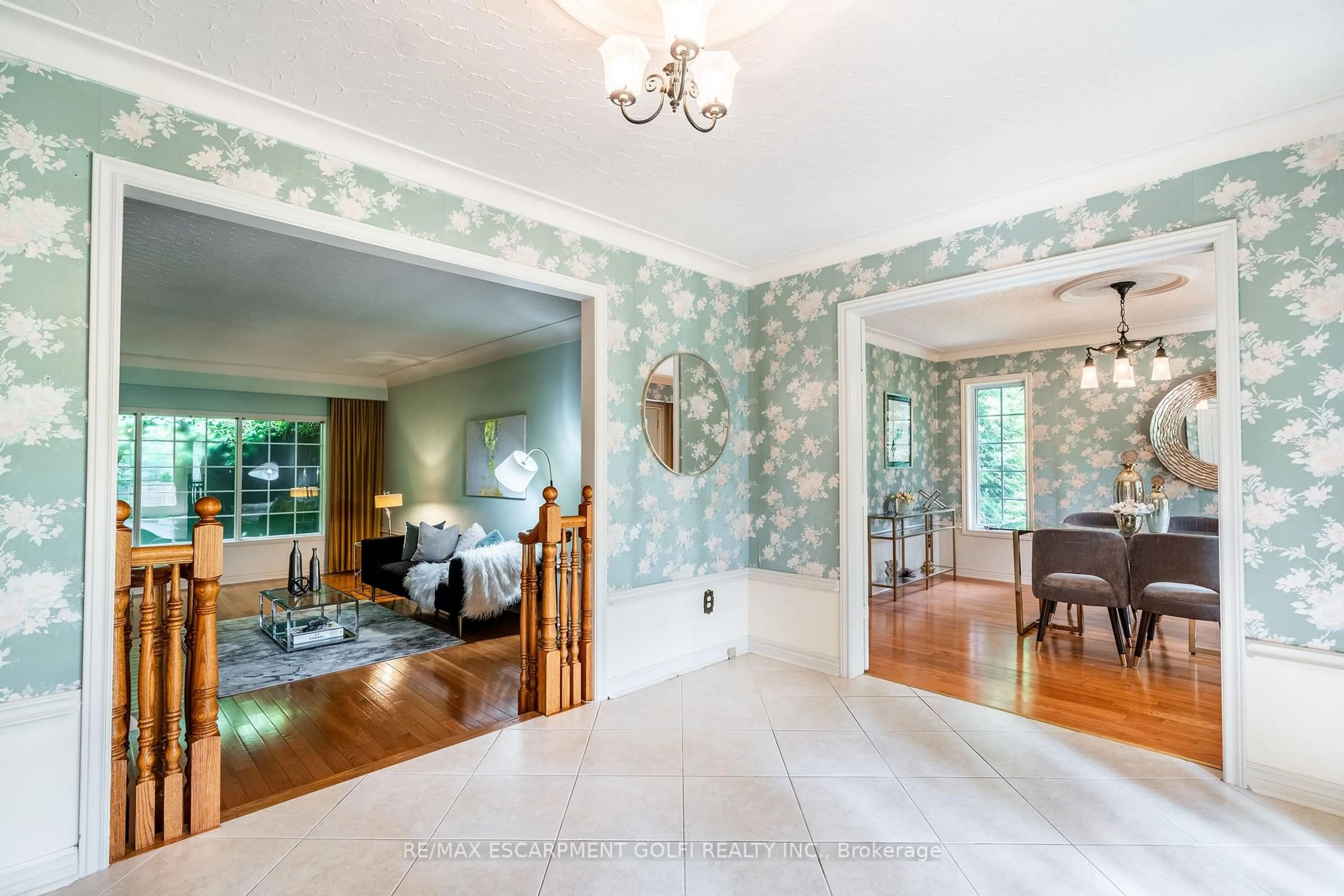 Indoor foyer for 2083 HOLLOW Rd, Thorold Ontario L0S 1E6