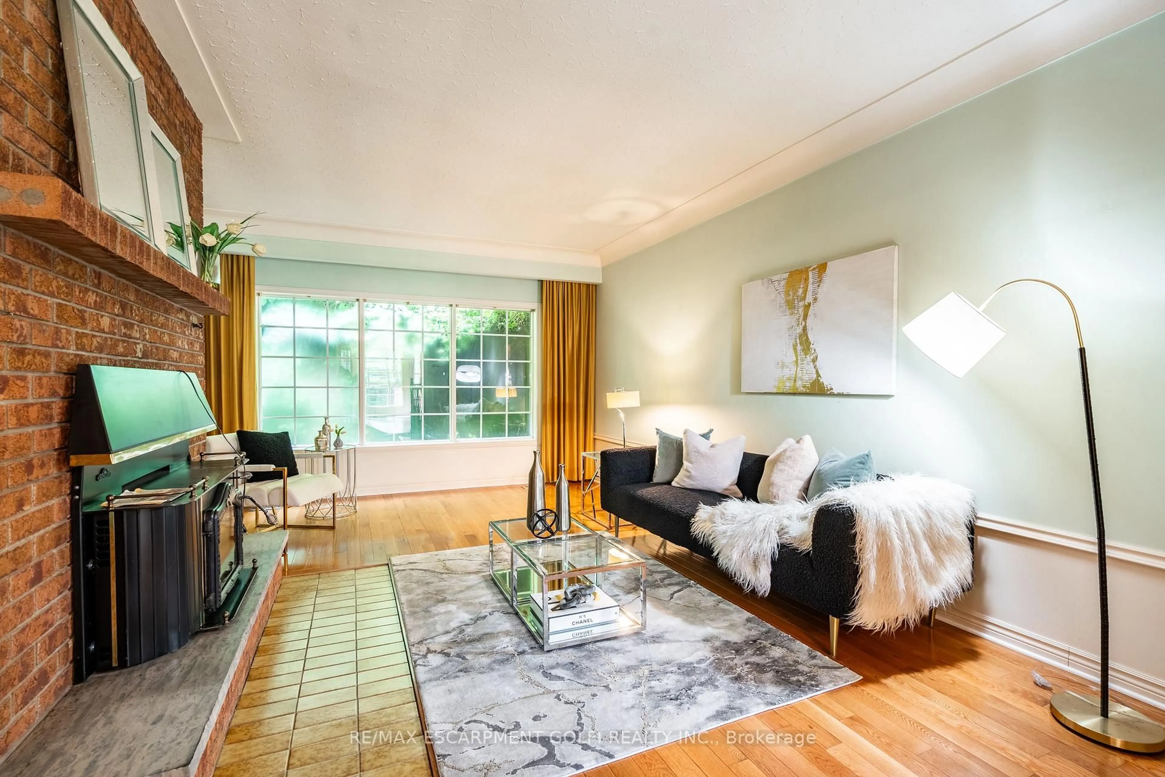 Living room with furniture, unknown for 2083 HOLLOW Rd, Thorold Ontario L0S 1E6