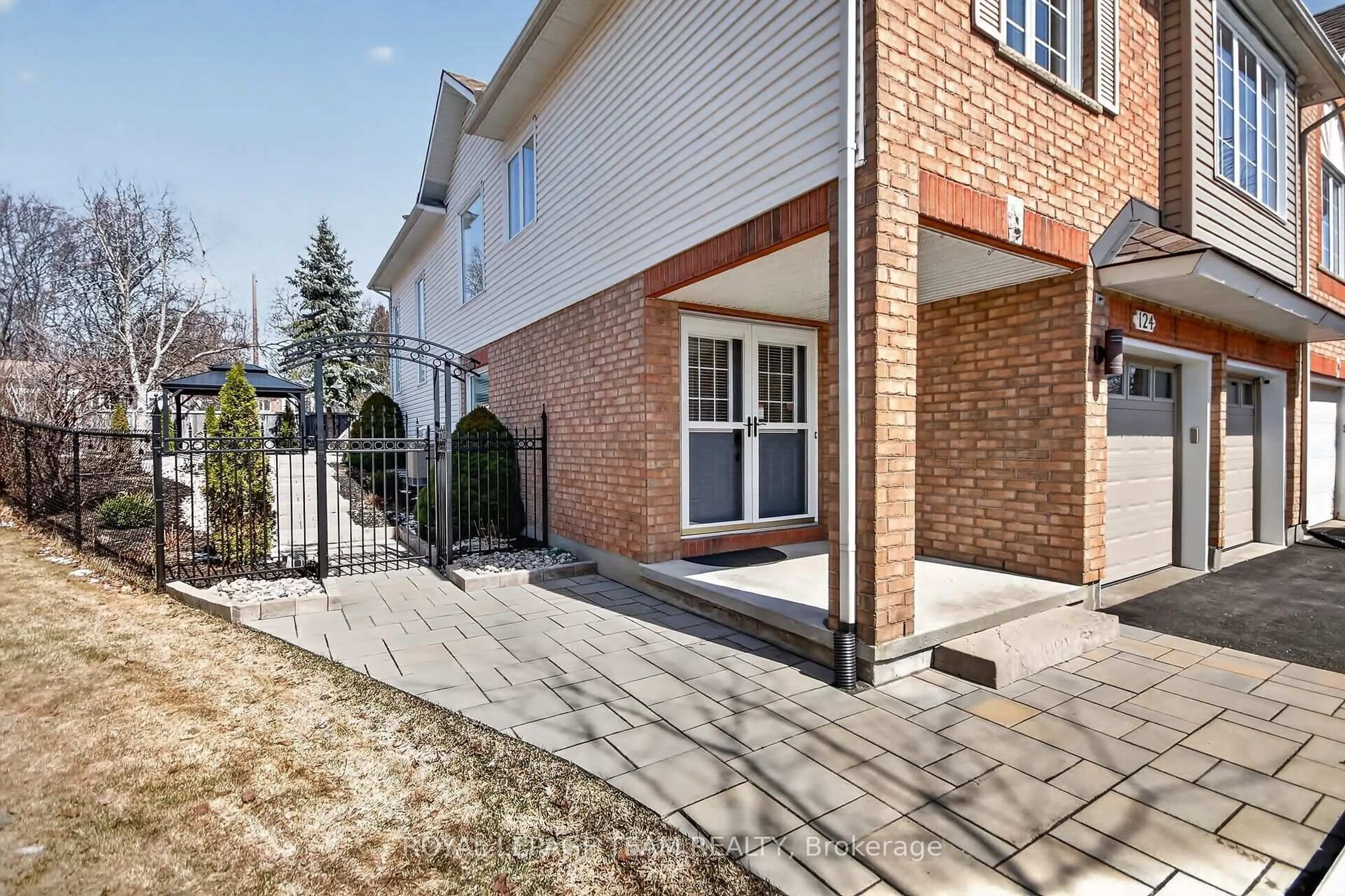 Unknown for 124 Macassa Circ, Ottawa Ontario K2T 1J9